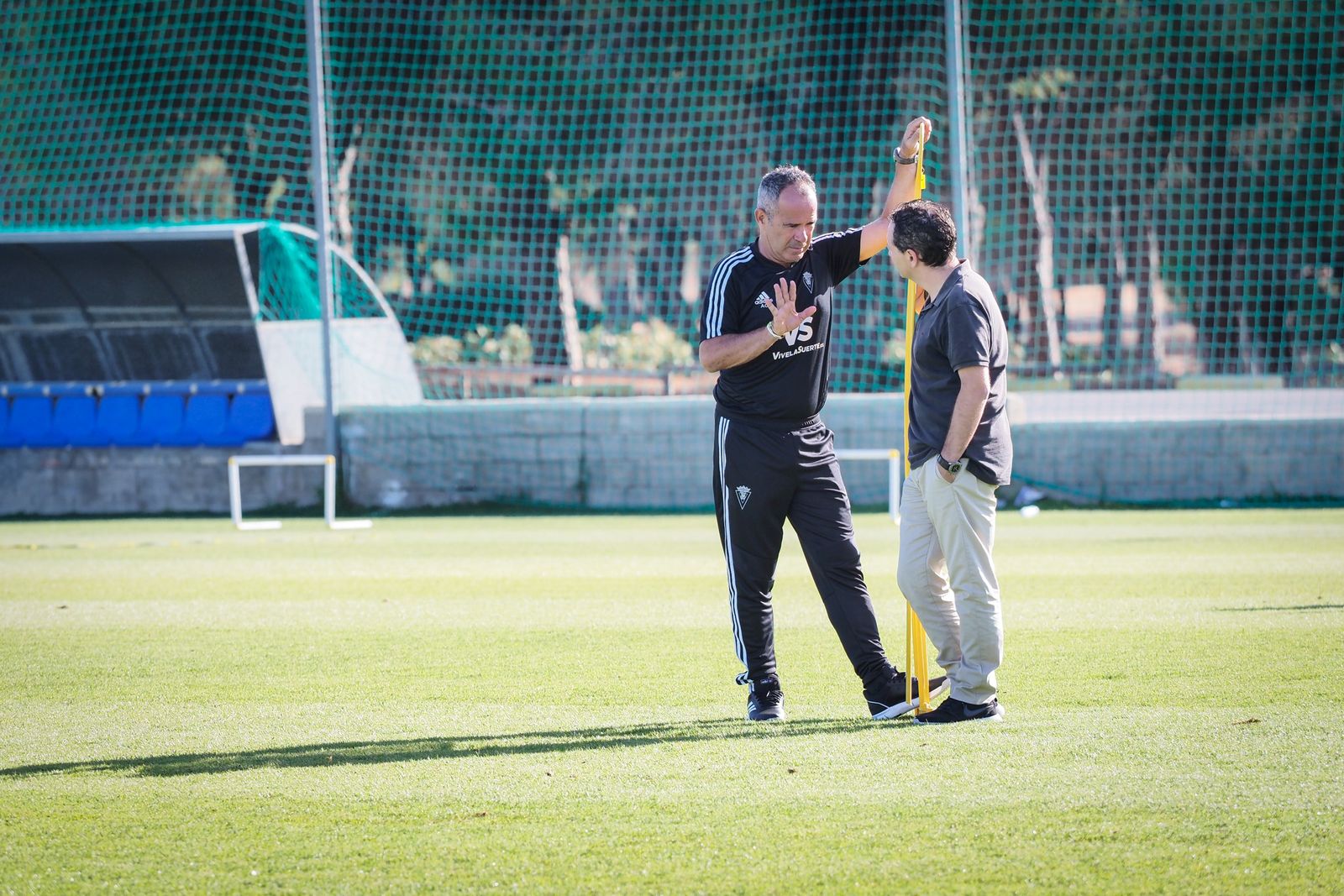 Cervera habla con David Navarro, gerente y hombre fuerte de Pina que sigue en el club.