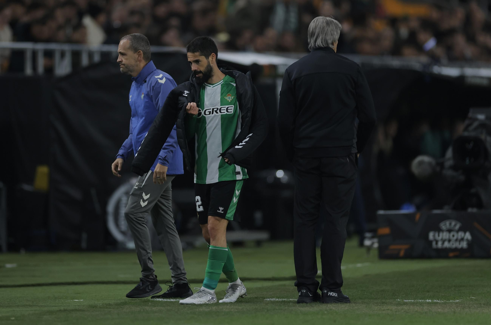 Isco se retira por su lesión.