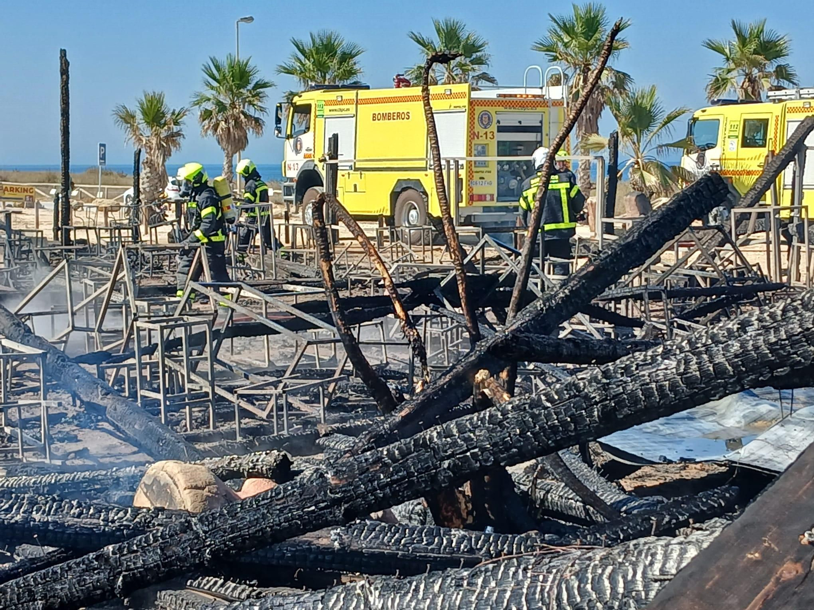 Las imágenes del incendio del chiringuito El Arenal de El Palmar