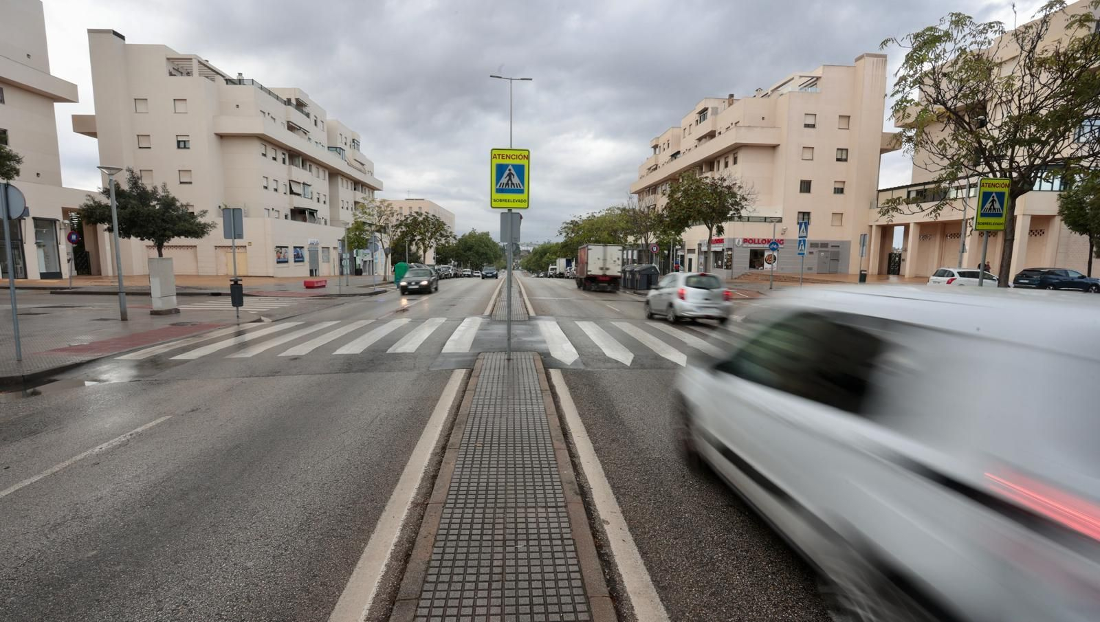 Paso de peatones elevado en la avenida Rey Juan Carlos, donde fue atropellada una menor de edadel pasado mes de octubre.