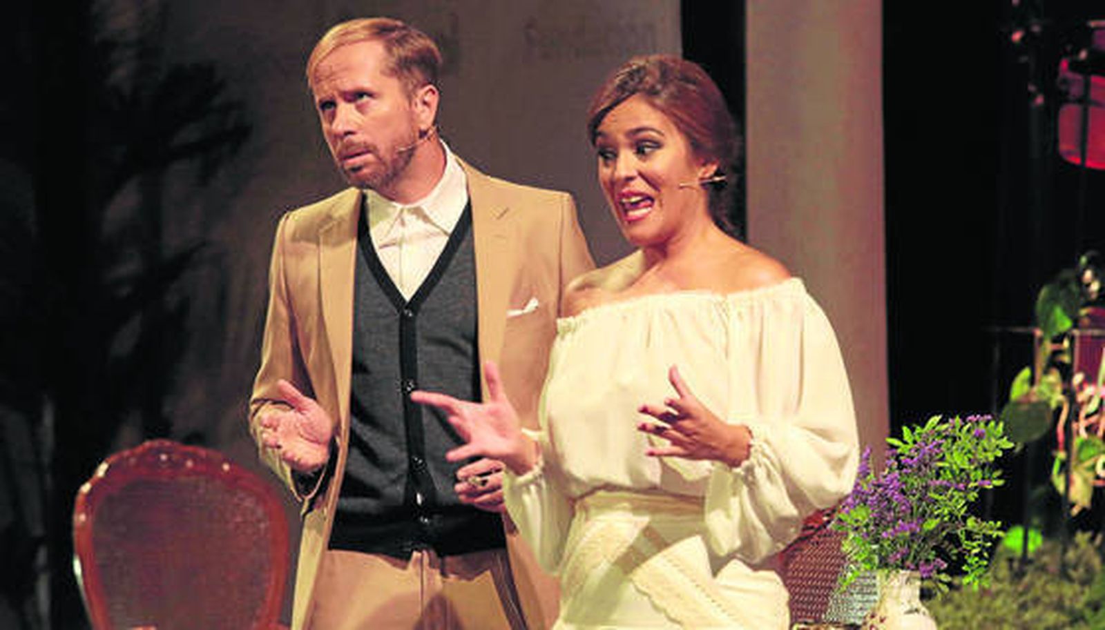 Alberto López, de los Compadres, interpreta una de las obras de los Álvarez Quintero.