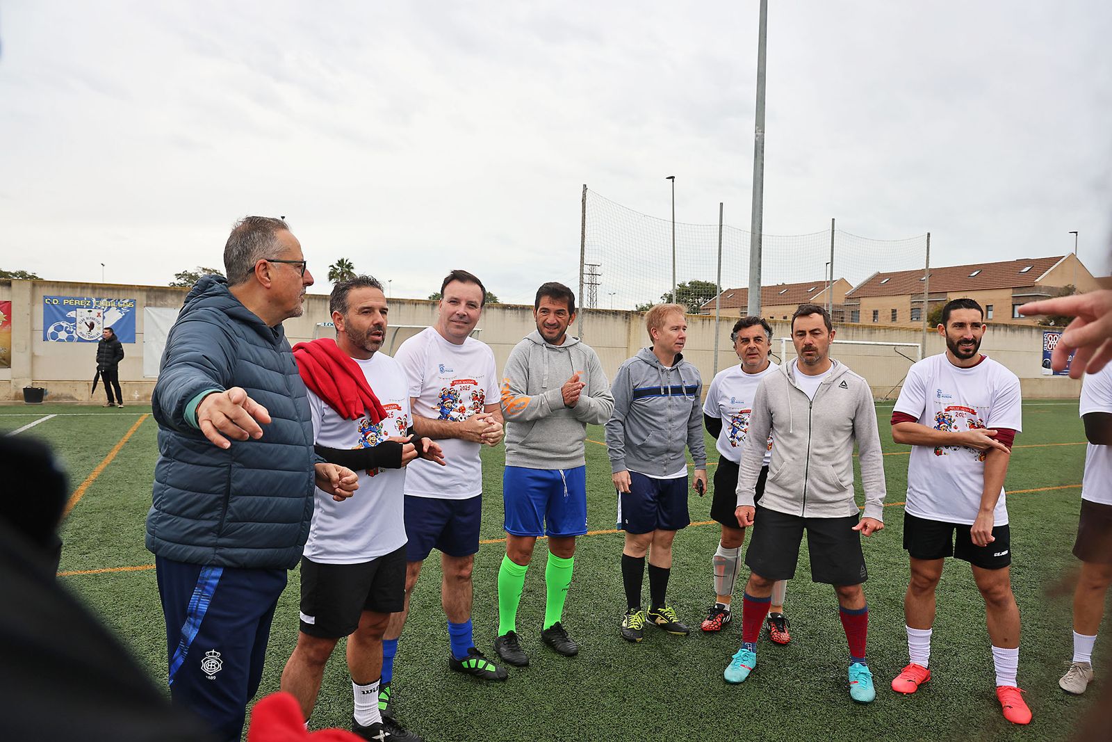 Periodistas y políticos disputan su tradicional partido navideño de fútbol