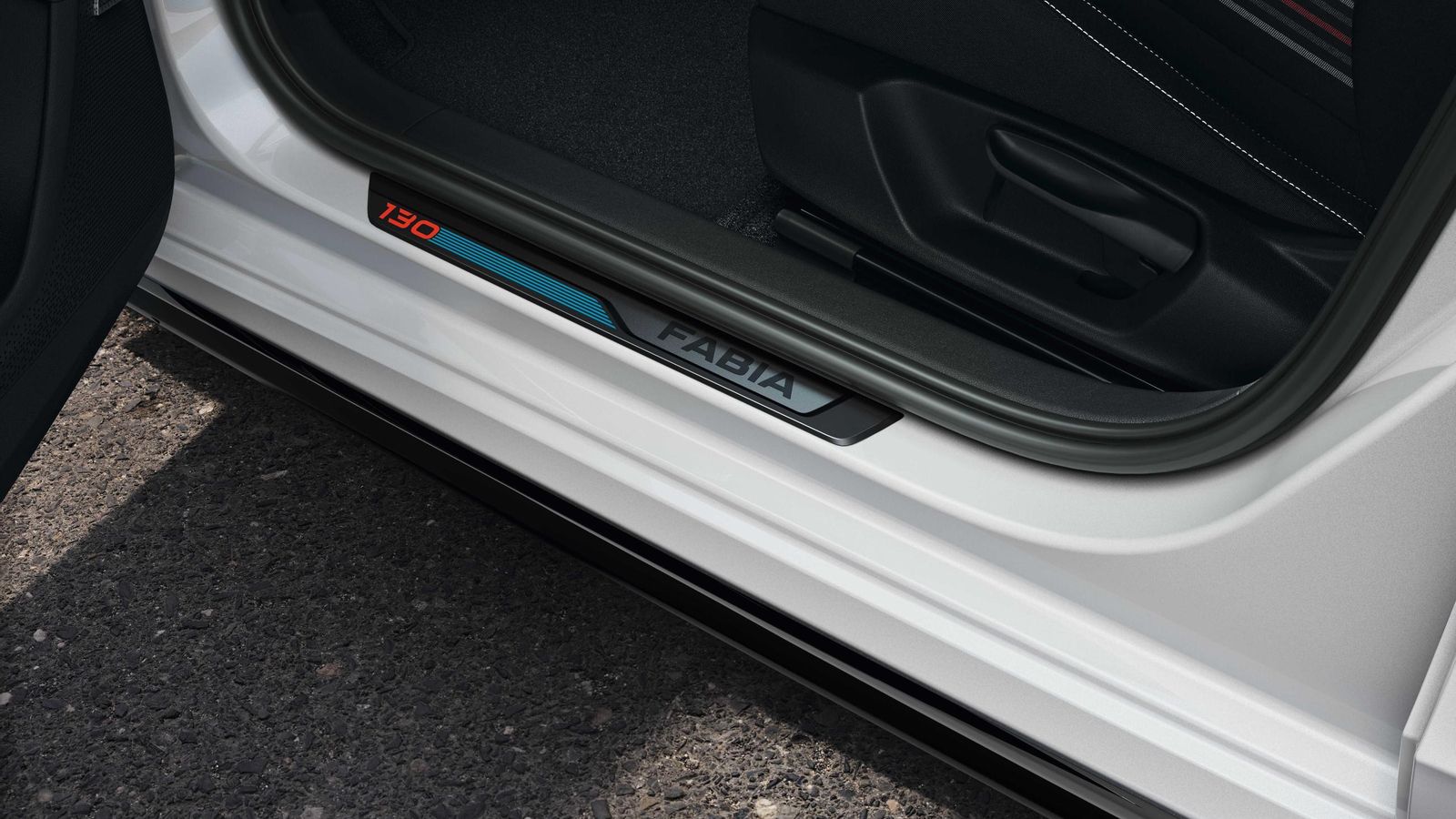 No sólo en la zona exterior de la carrocería, también en los umbrales de puertas aparece el logo que señala a este Fabia como miembro de una serie limitada.