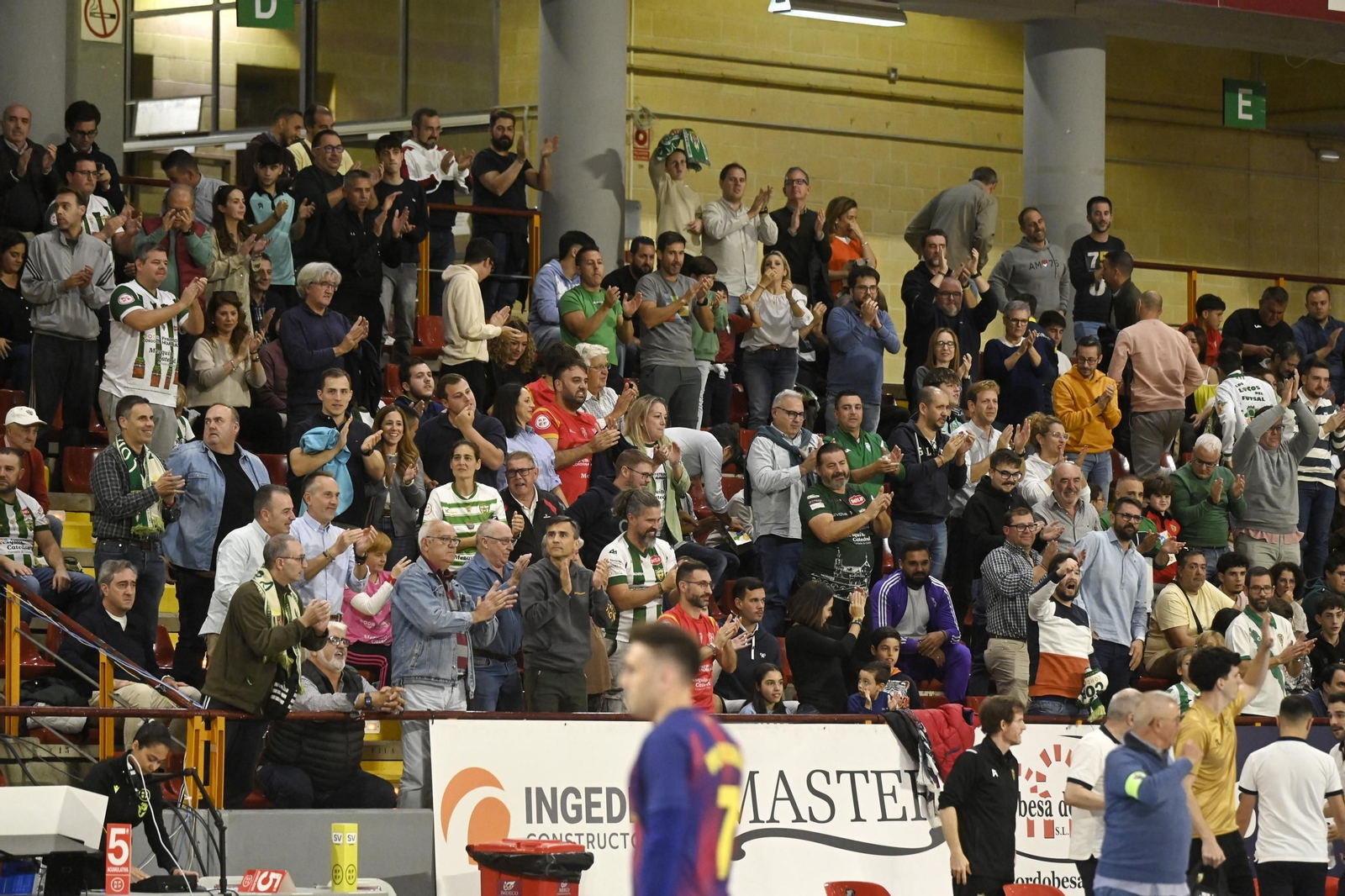 Las mejores fotos del ambiente en Vista Alegre para el Córdoba Futsal - Barça