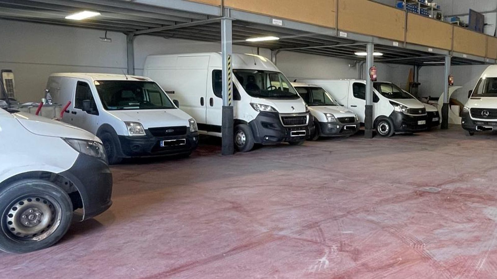 Varias de las furgonetas que cederá Transportes Galindo.