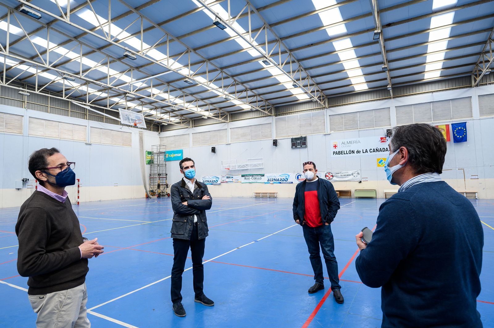 El alcalde y el concejal de deportes de la capital, en el pabellón de La Cañada