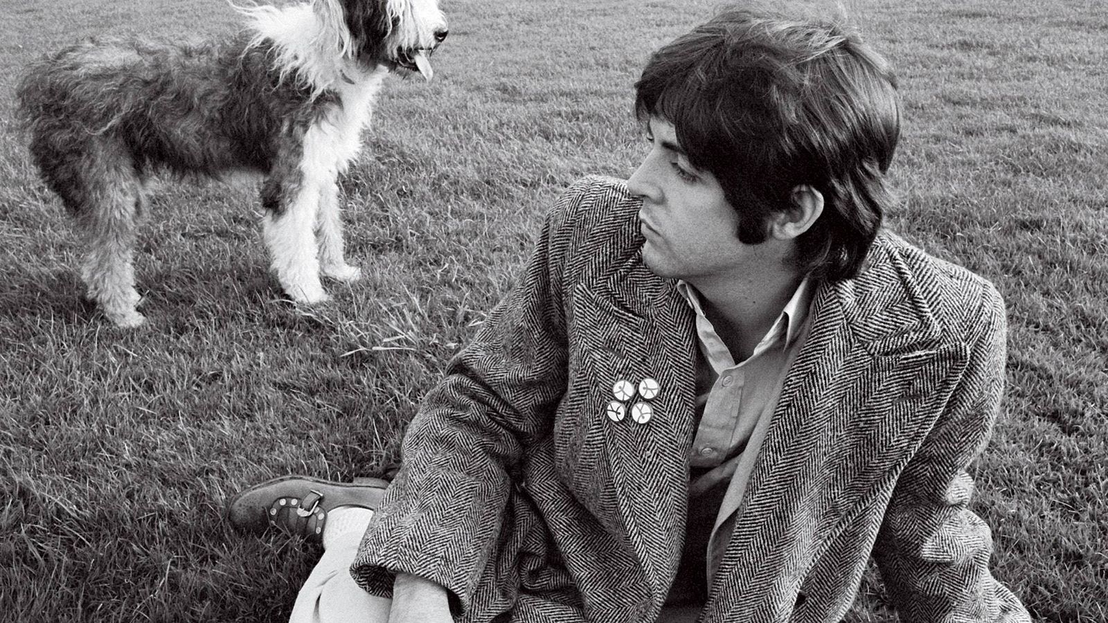 McCartney, en una imagen de su retiro escocés a finales de los 60, junto a su perra Martha.