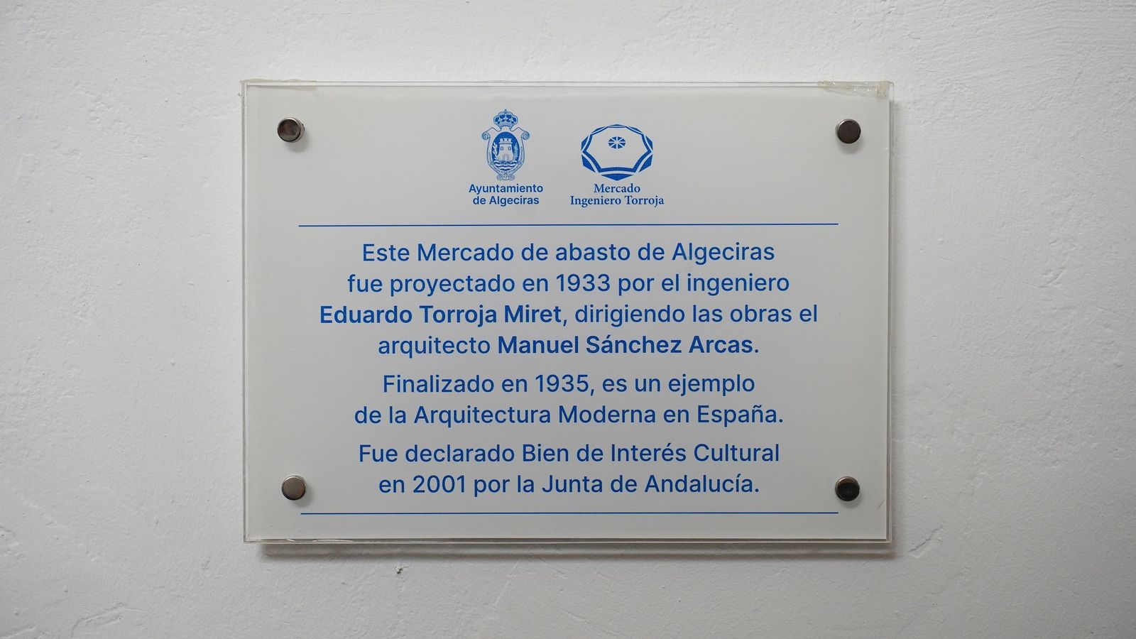Primera placa colocada por el Ayuntamiento de Algeciras, el pasado 1 de septiembre en el mercado, donde se identificaba a Sánchez Arcas como mero director de las obras y no como coautor.