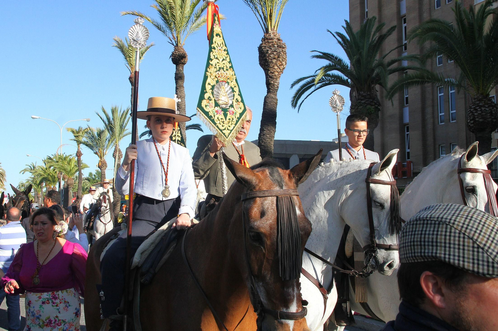 Imágenes de los caballistas, peregrinos a pie y carros de la Hdad de Emigrantes