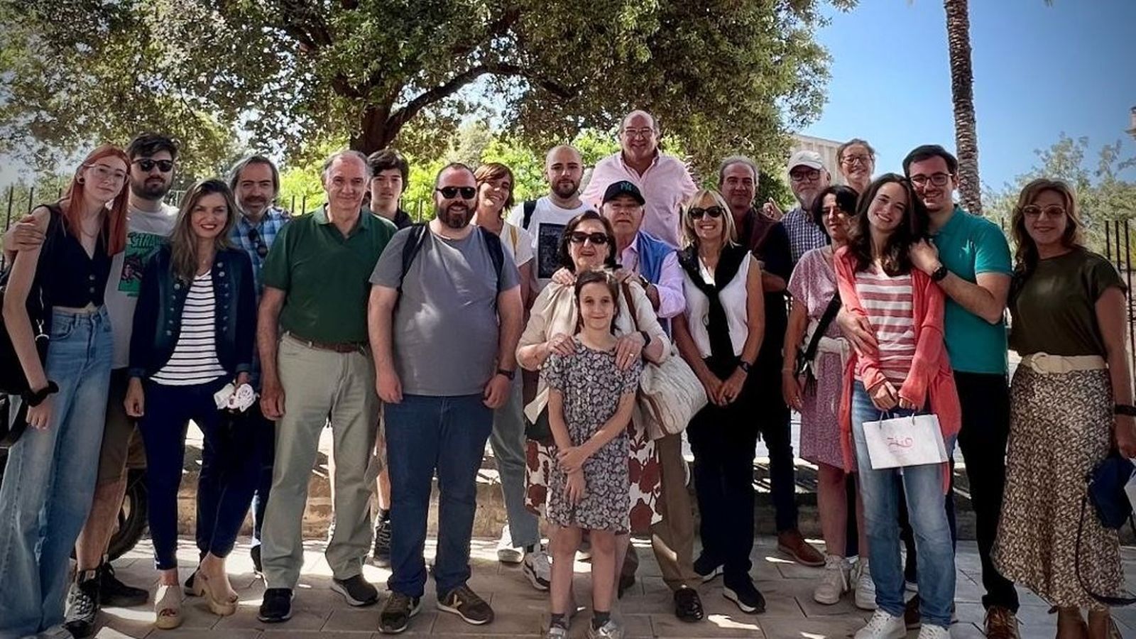 Familiares del novio e invitados que acudieron al enlace matrimonial en Sicilia, visitando las zonas monumentales, días antes de la boda.