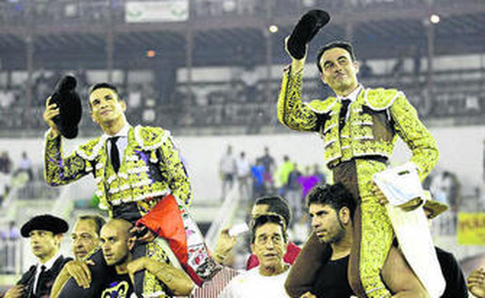 Manzanares y Ponce son sacados en hombros de La Malagueta.