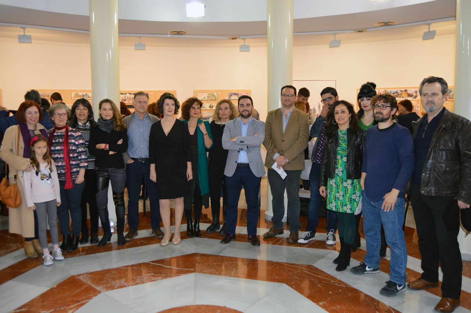 Carlos Sánchez y Juan Manuel Martín con los artistas que exponen.