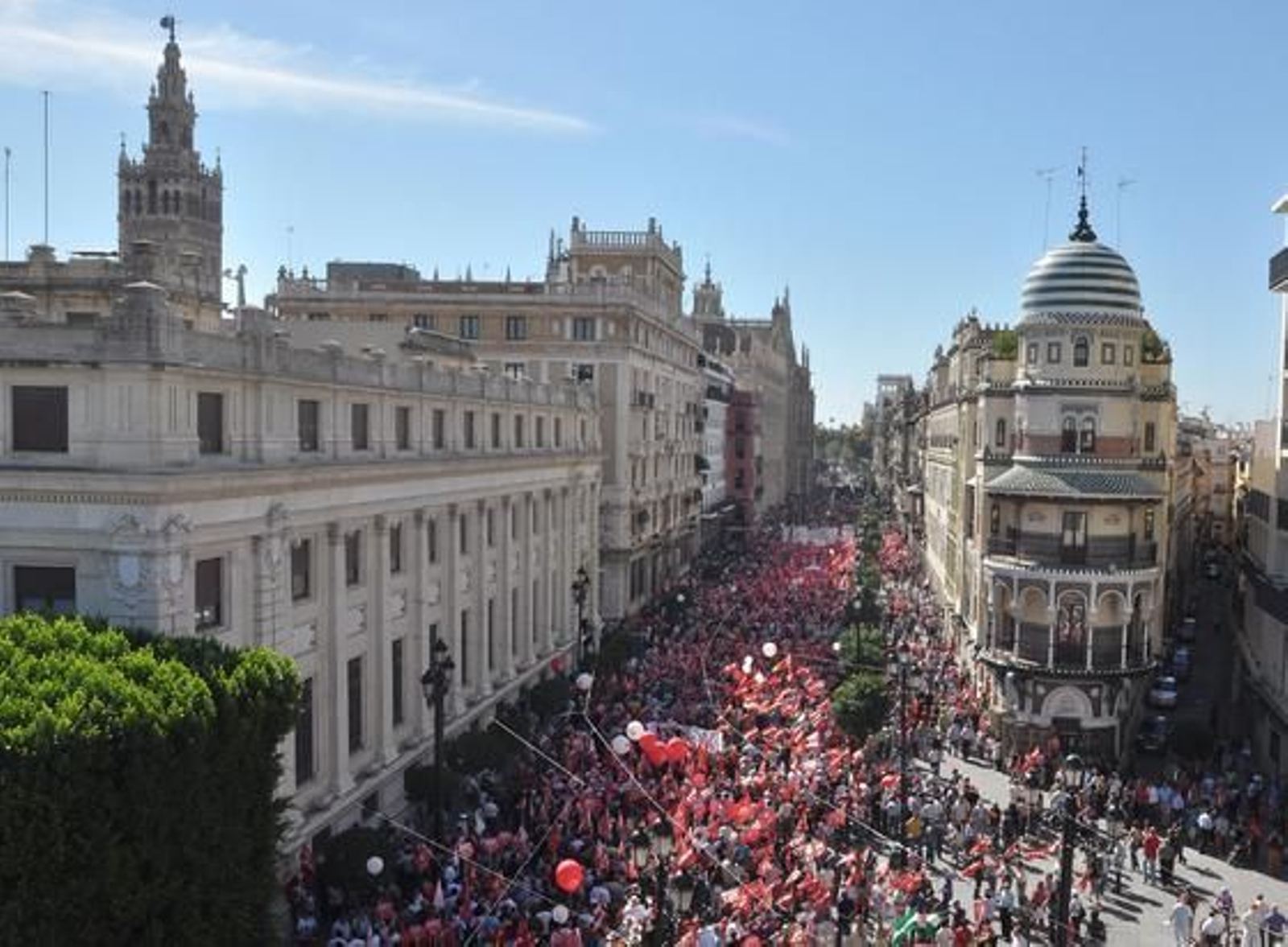 Los sindicatos recorren las calles del centro de la capital.

Foto: Manuel Gómez