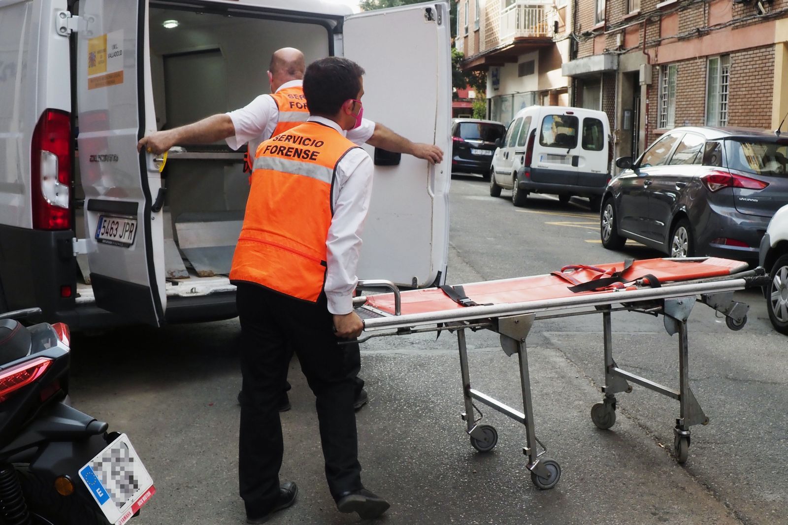 El servicio forense llega a una de las dos viviendas donde ha ocurrido el suceso.