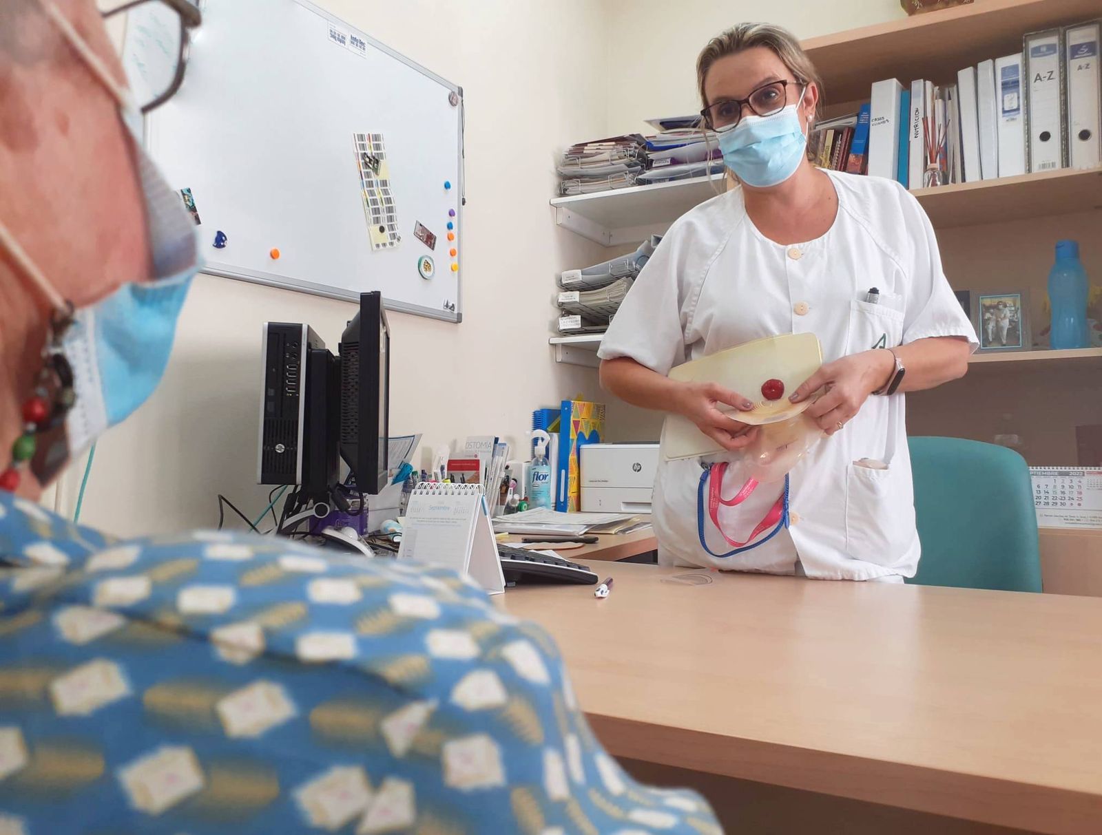 La enfermera María Trinidad Ordóñez en la consulta junto a una paciente.
