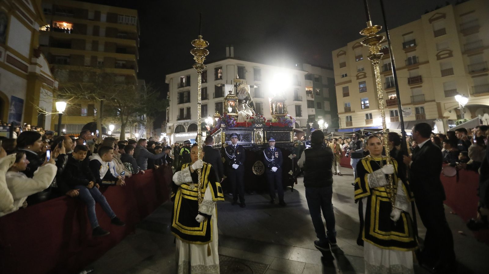 Fotos del Jueves Santo en La Línea: Perdón y la Salud, Gran Poder y Angustias