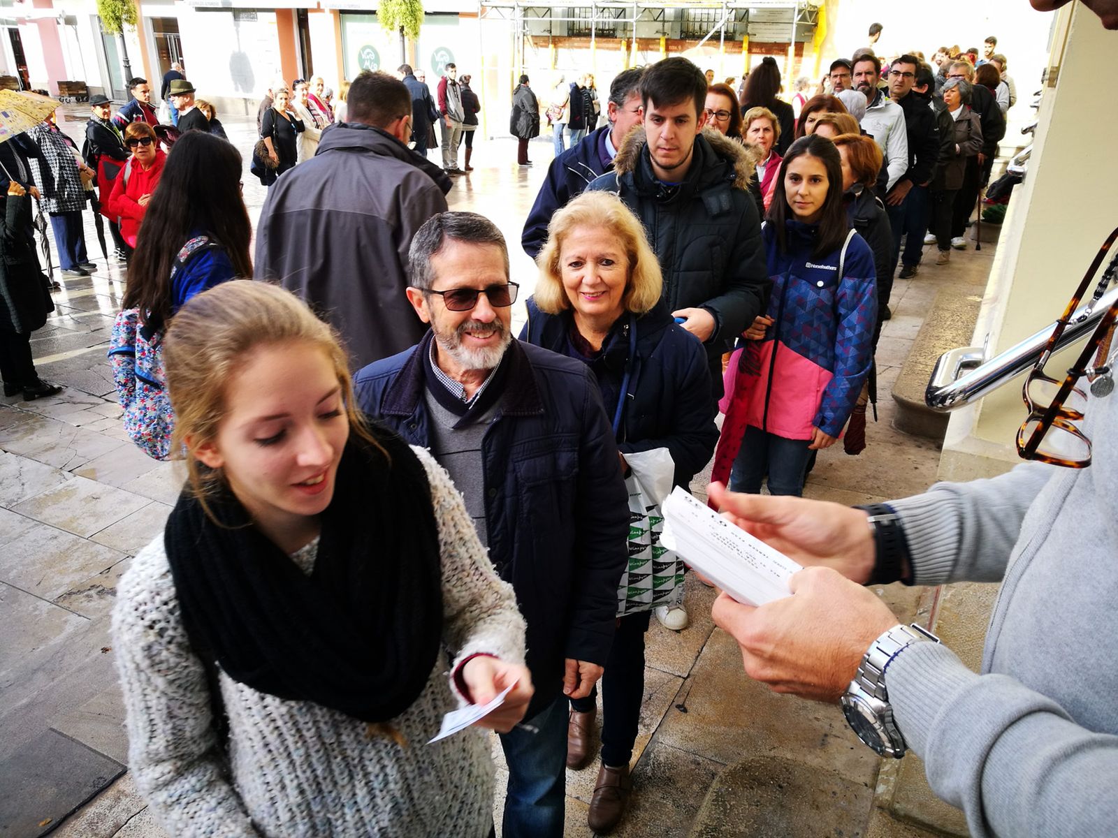 Reparto de invitaciones para 'La Traviata', el pasado noviembre en el Cervantes.