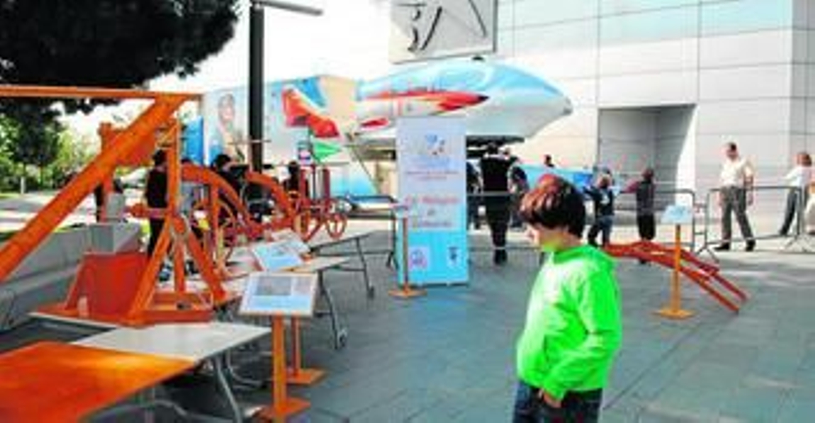 Imagen de las recreaciones de los inventos de Leonardo Da Vinci durante el concurso de ciencia.