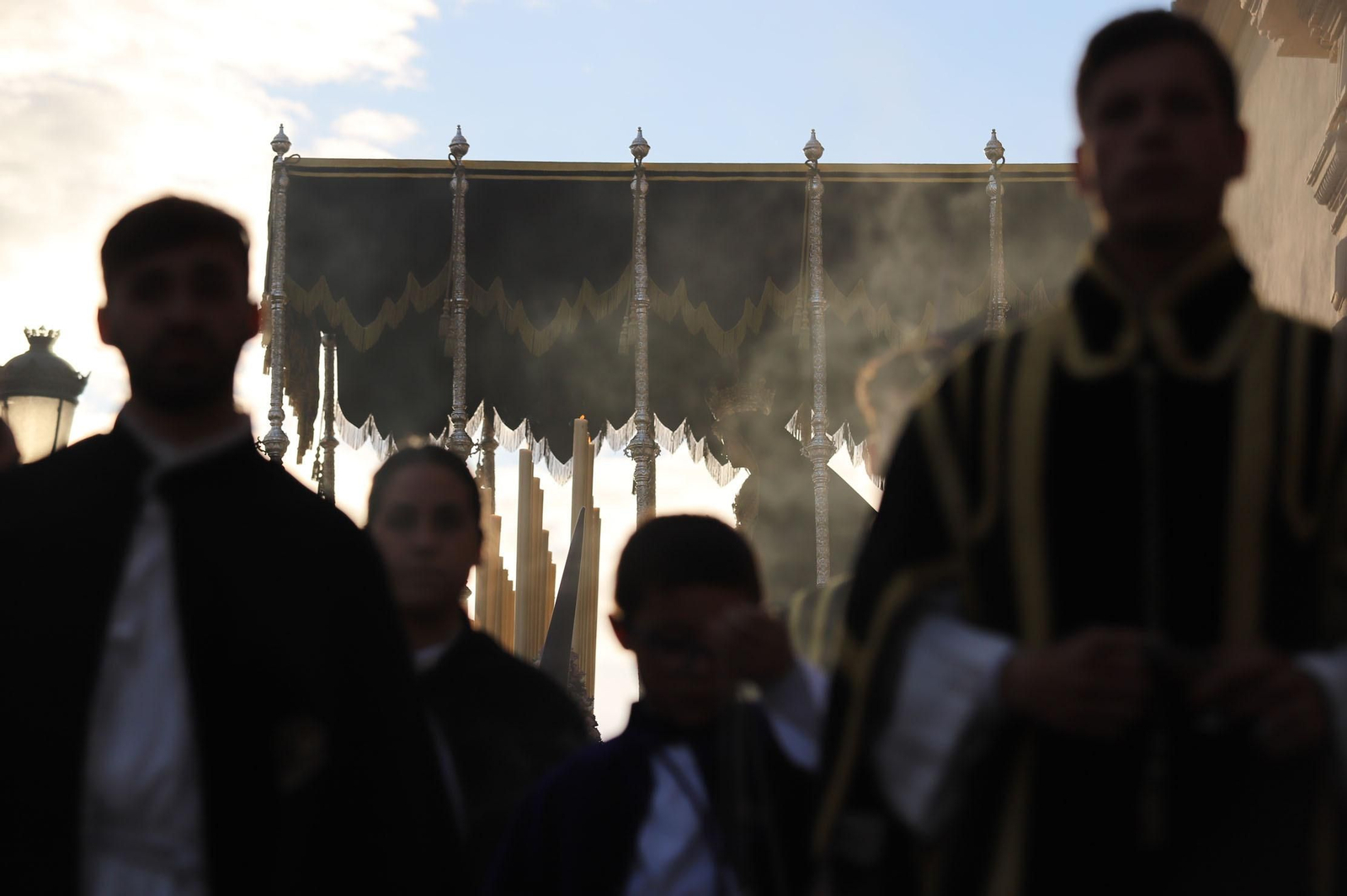 Imágenes de la procesión del Descendimiento por las  calles de Huelva