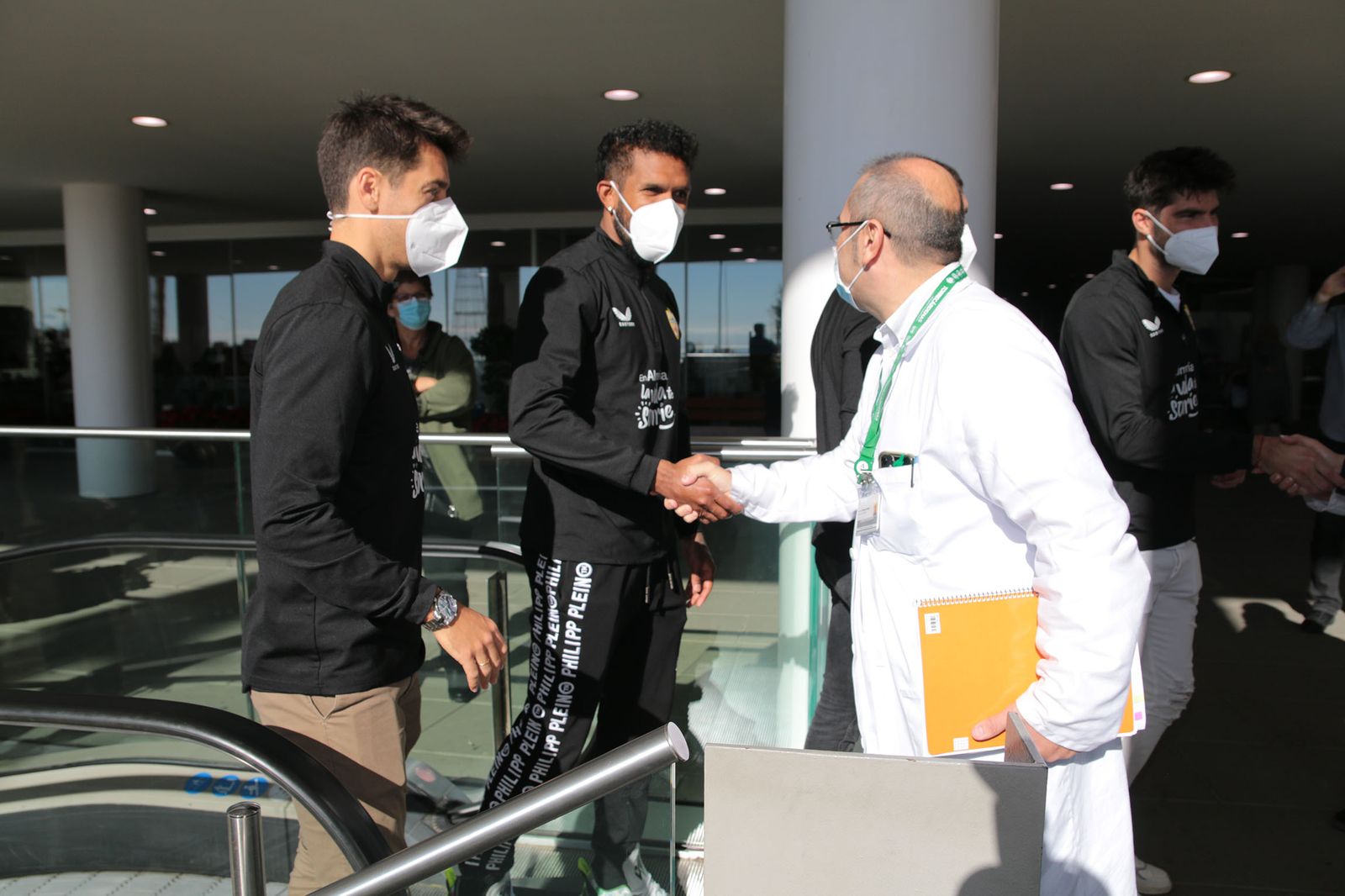 Los Reyes Magos de la UD Almería entregan sus regalos a los niños hospitalizados de Torrecárdenas