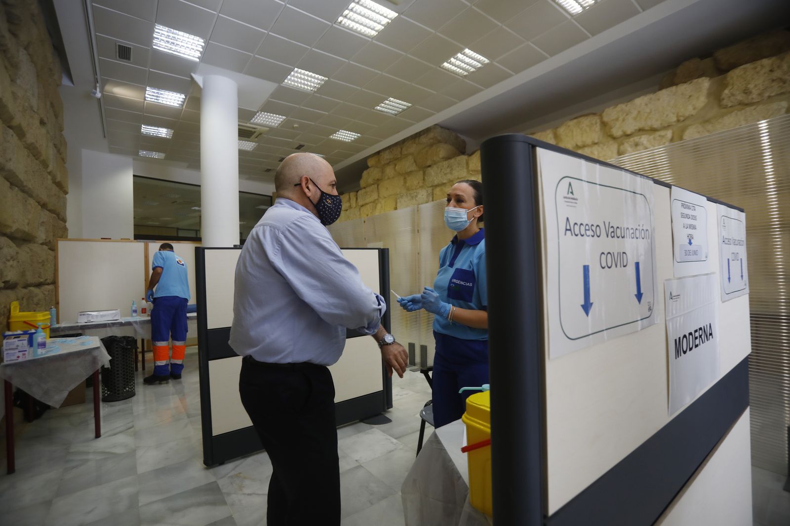 La vacunación contra el coronavirus en el Ayuntamiento de Córdoba, en imágenes