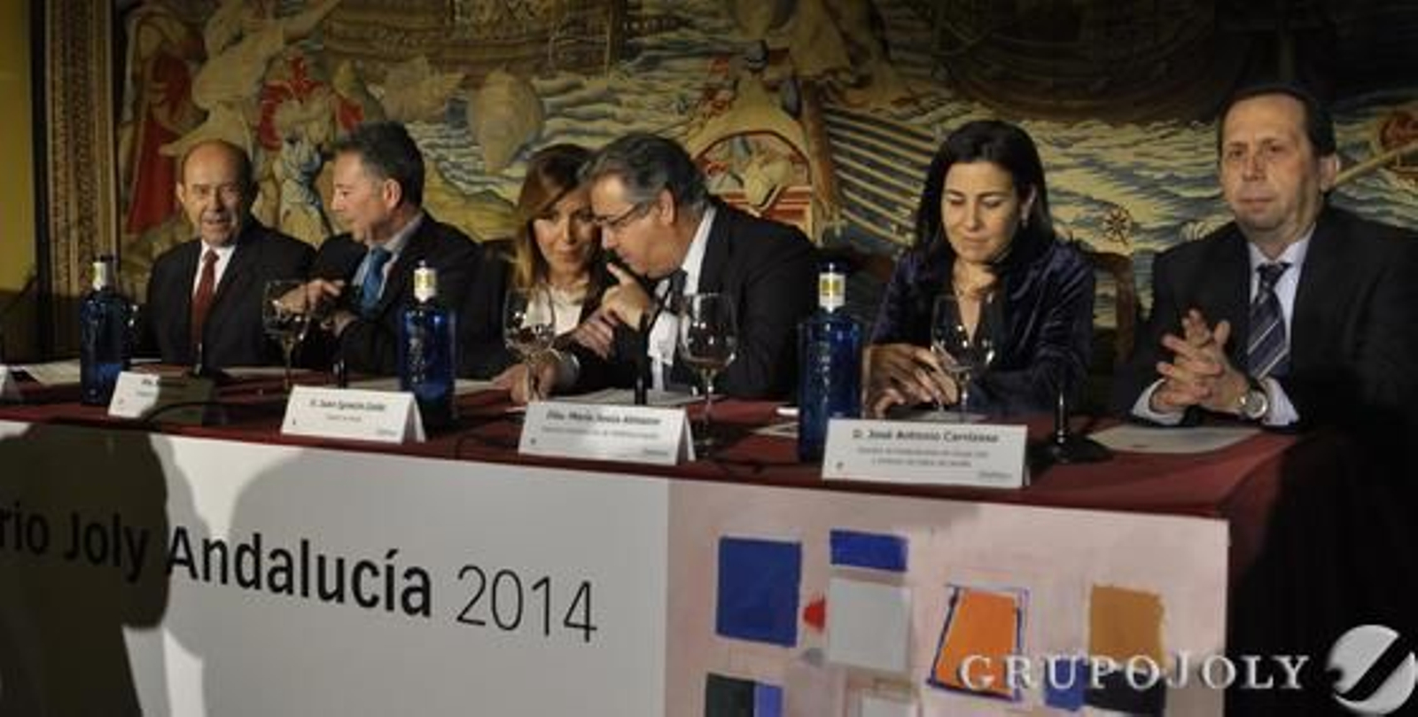 El director del Anuario, Francisco Ferraro; el presidente del Grupo Joly, José Joly; la presidenta de la Junta, Susana Díaz; el alcalde de Sevilla, Juan Ignacio Zoido; la directora general del Territorio Sur de Telefónica, María Jesús Almazor, y el director de 'Diario de Sevilla', José Antonio Carrizosa.

Foto: Juan Carlos Vázquez / Manuel Gómez