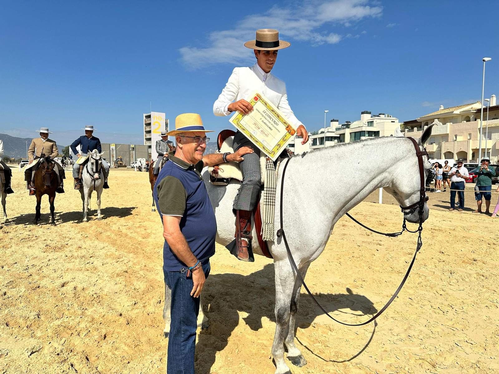 El alcalde de Tarifa, junto al vencedor de la prueba.