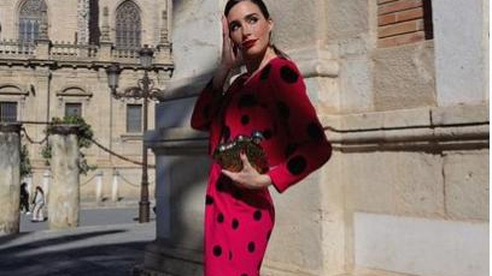 Rocío Osorno con un look de inspiración flamenca de su propia firma junto a la Catedral de Sevilla.