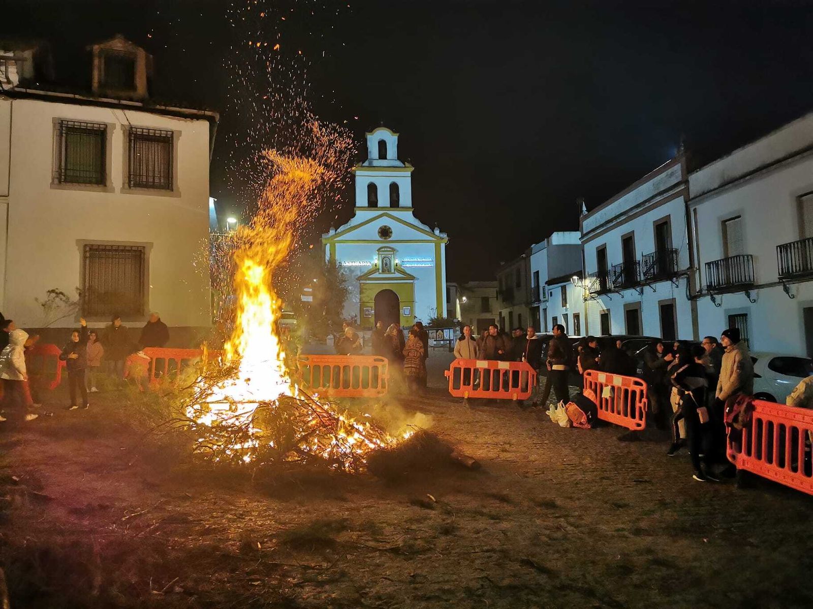 Hoguera de los tomillos en Villaviciosa de Córdoba.