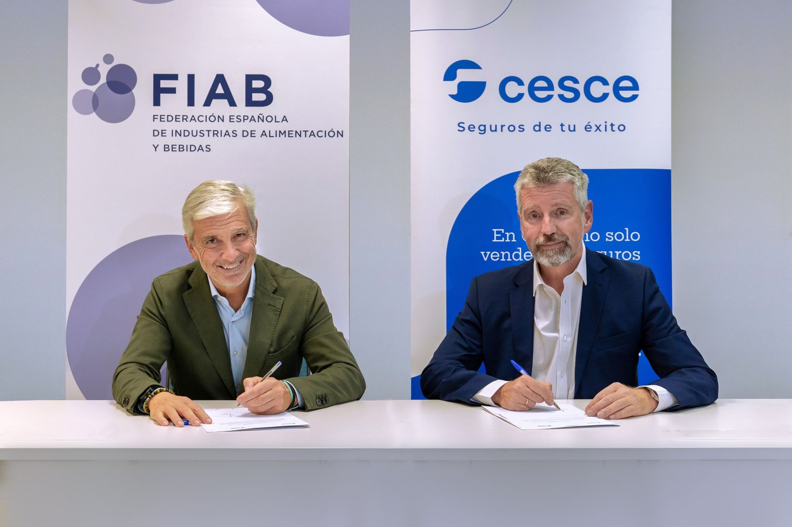 Ignacio Silva y Fernando Salazar en la firma del Convenio entre FIAB y Cesce.