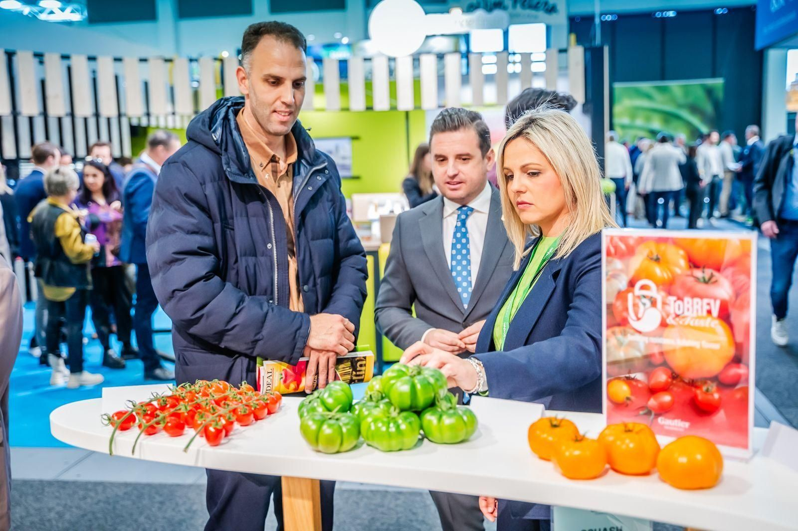 Rocío Sánchez, visitando una de las empresas de Roquetas de Mar.
