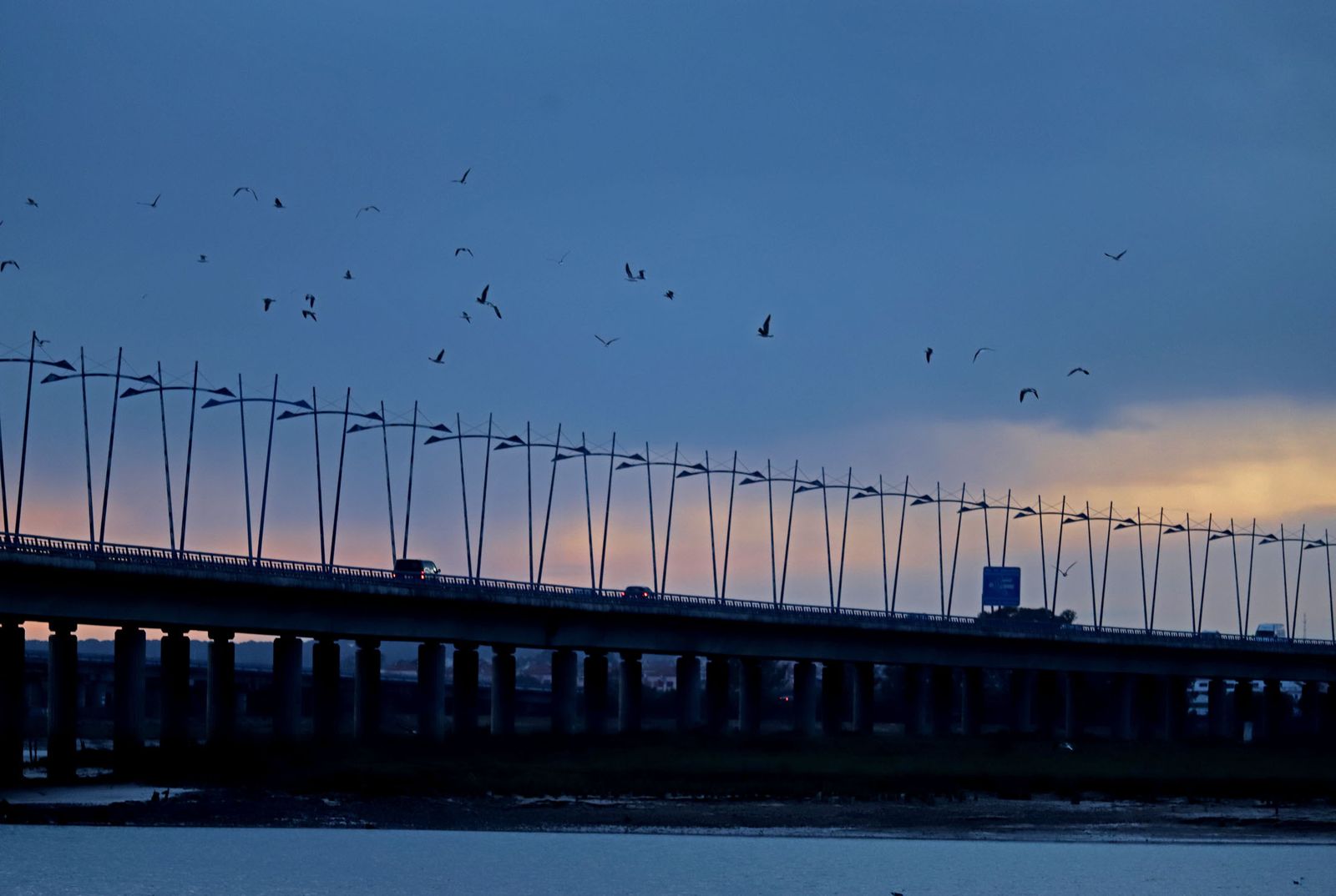 Imágenes del puente del Odiel a oscuras