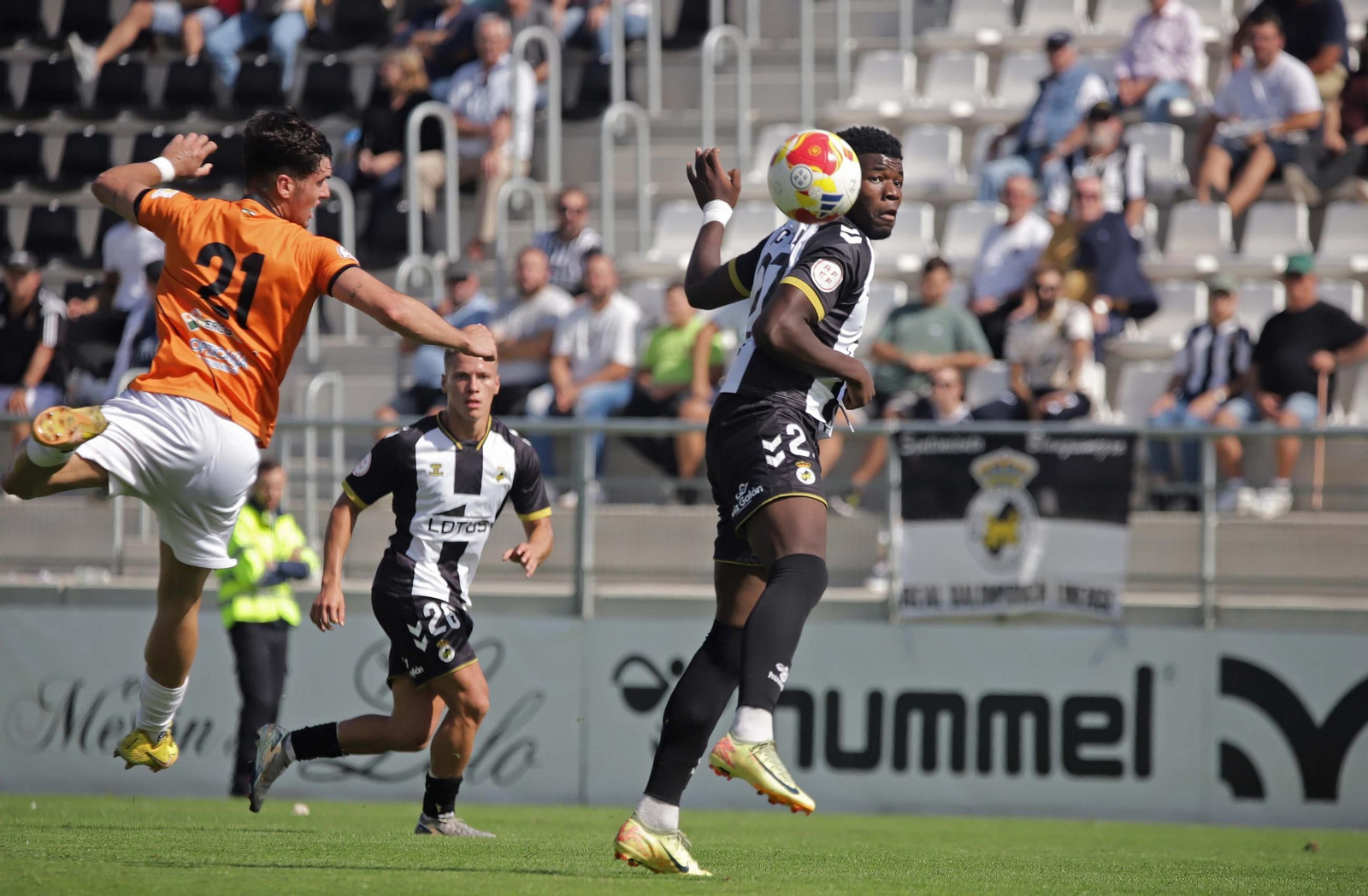 Victory salta para controlar el balón en el Balona-Pozoblanco del domingo.