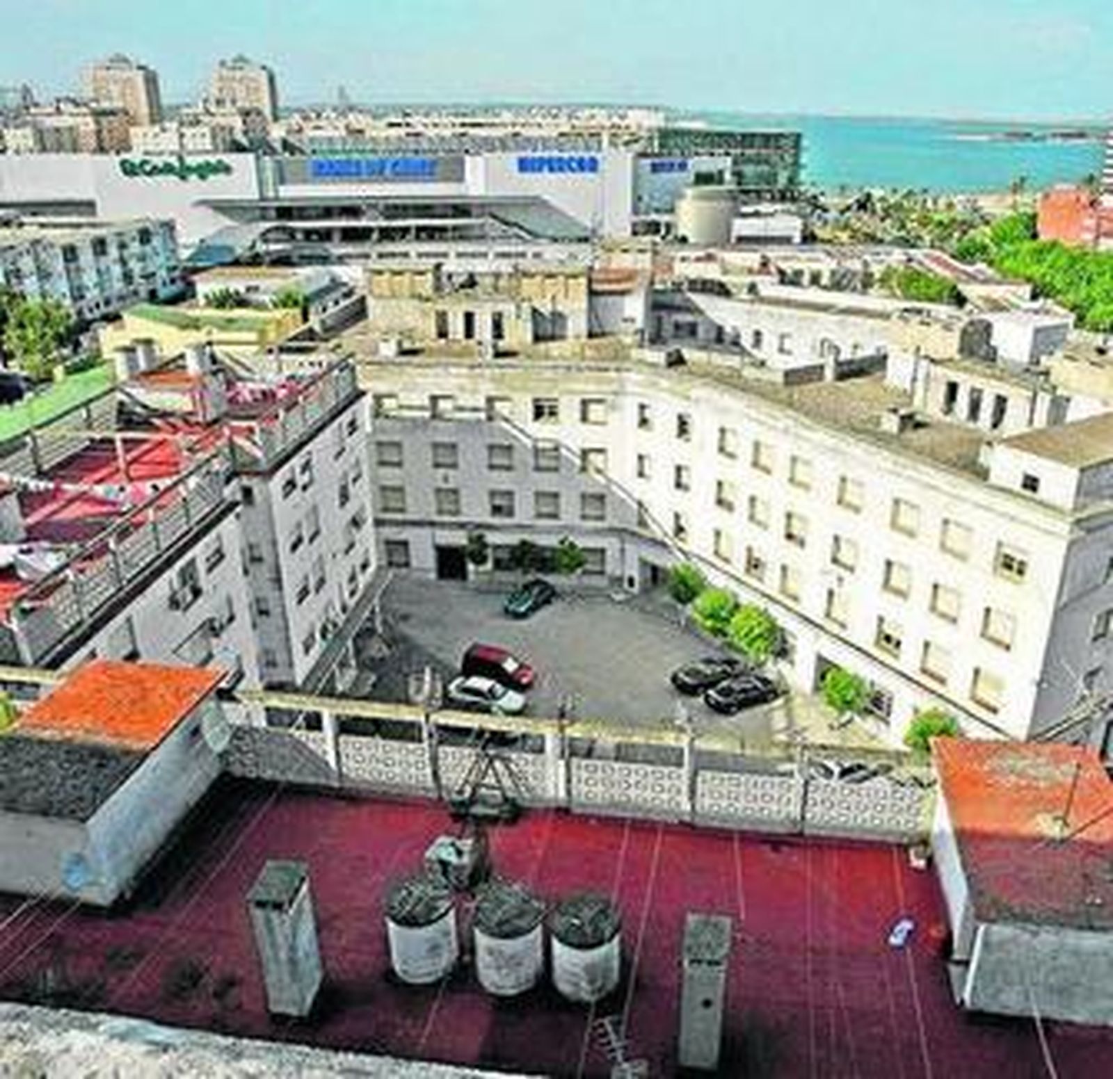 Imagen de la vieja Casa Cuartel de la Guardia Civil en Cádiz.