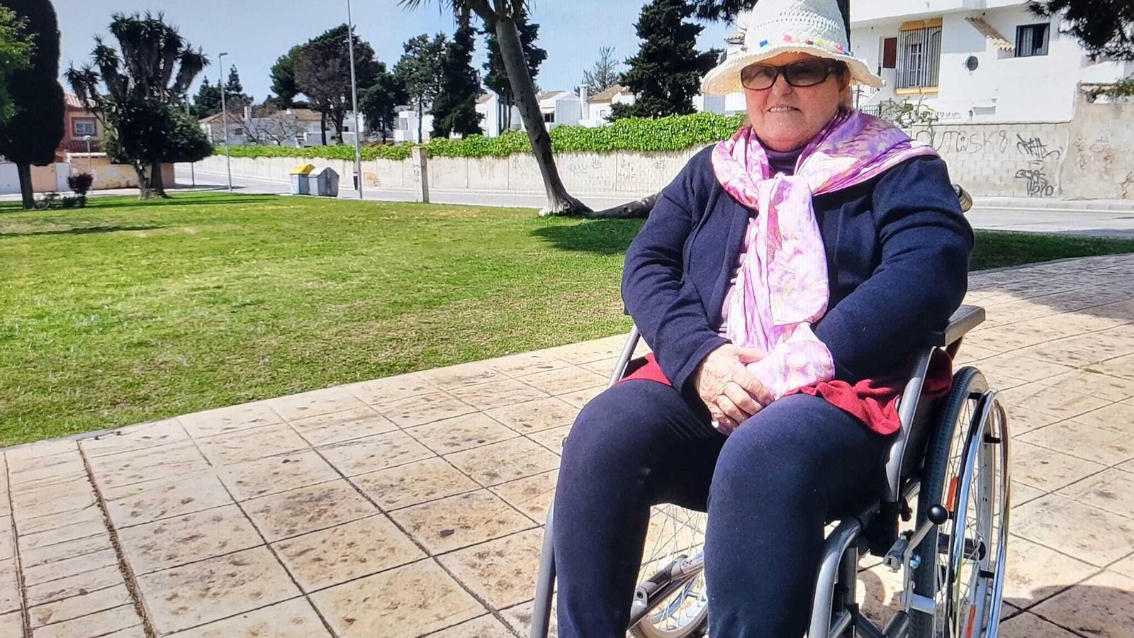 Isabel Rebollo, convaleciente en silla de ruedas poco después de sufrir un ictus.