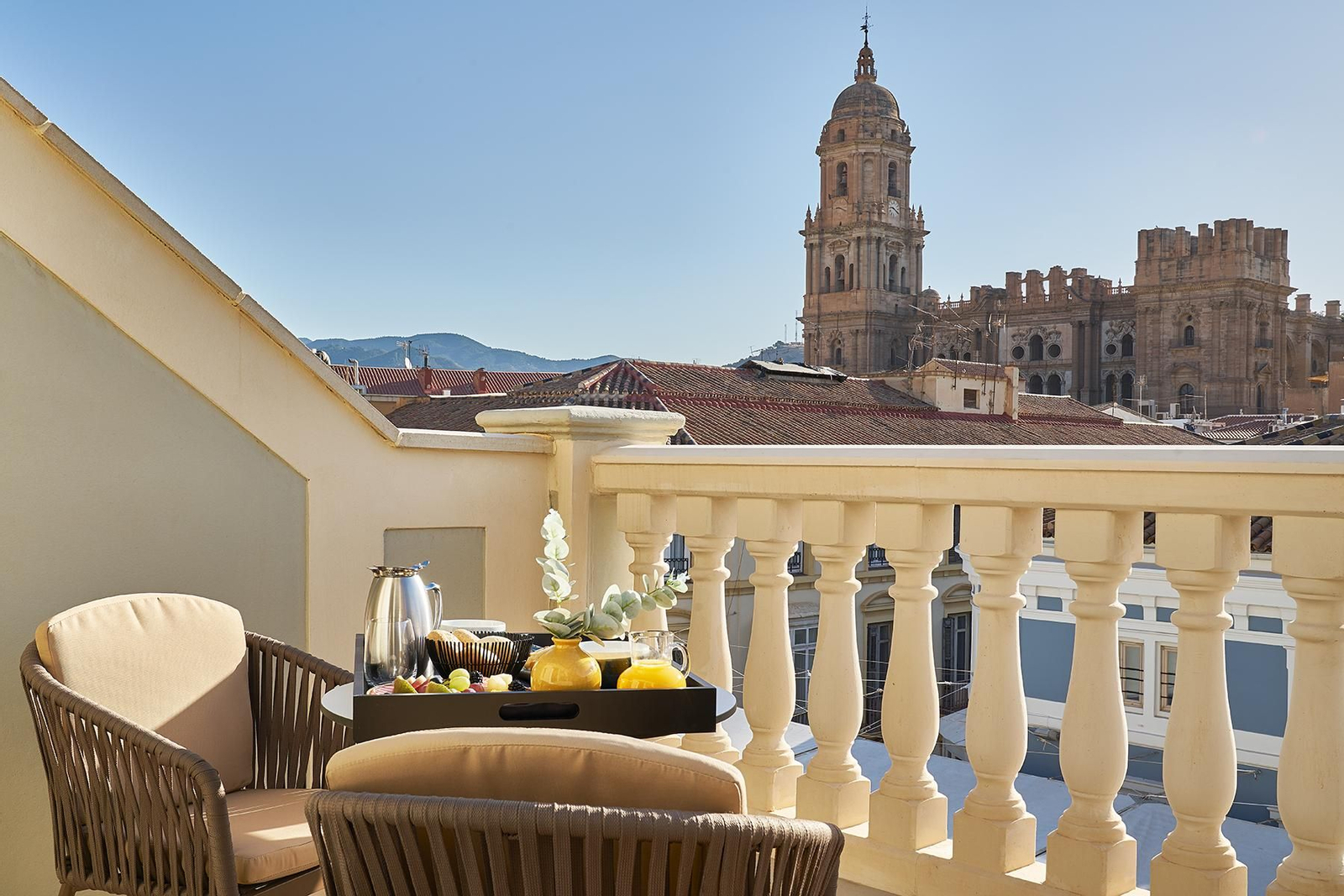 La terraza de una habitación de hotel frente a la catedral de Málaga.