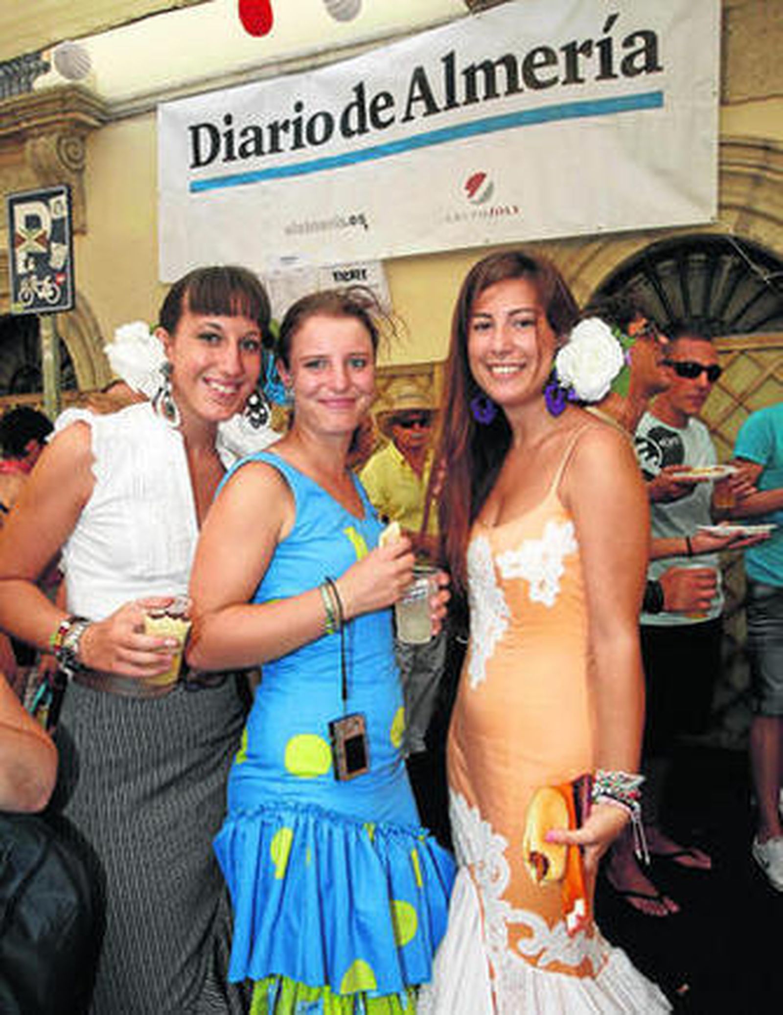 Cristina Pérez, Bettina Fetzer y Marta Giménez, vestidas con sus trajes de flamenca.