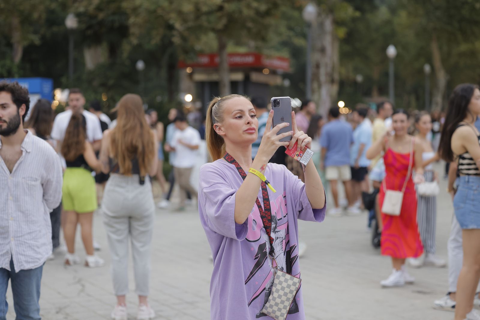 Búscate en las fotos del concierto de Bizarrap