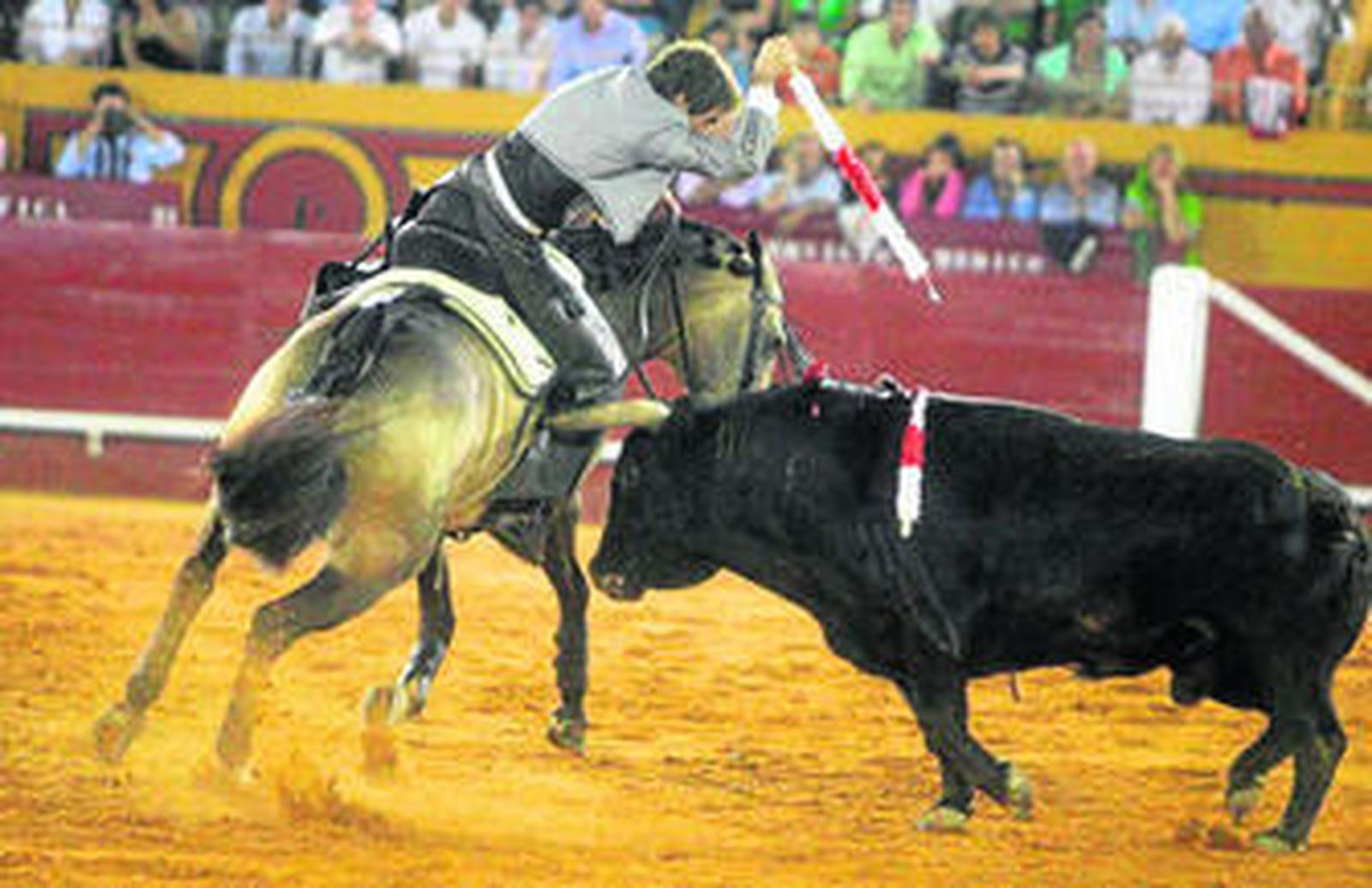 El rejoneador estellés Pablo Hermoso de Mendoza durante la actuación del primer toro de la noche.