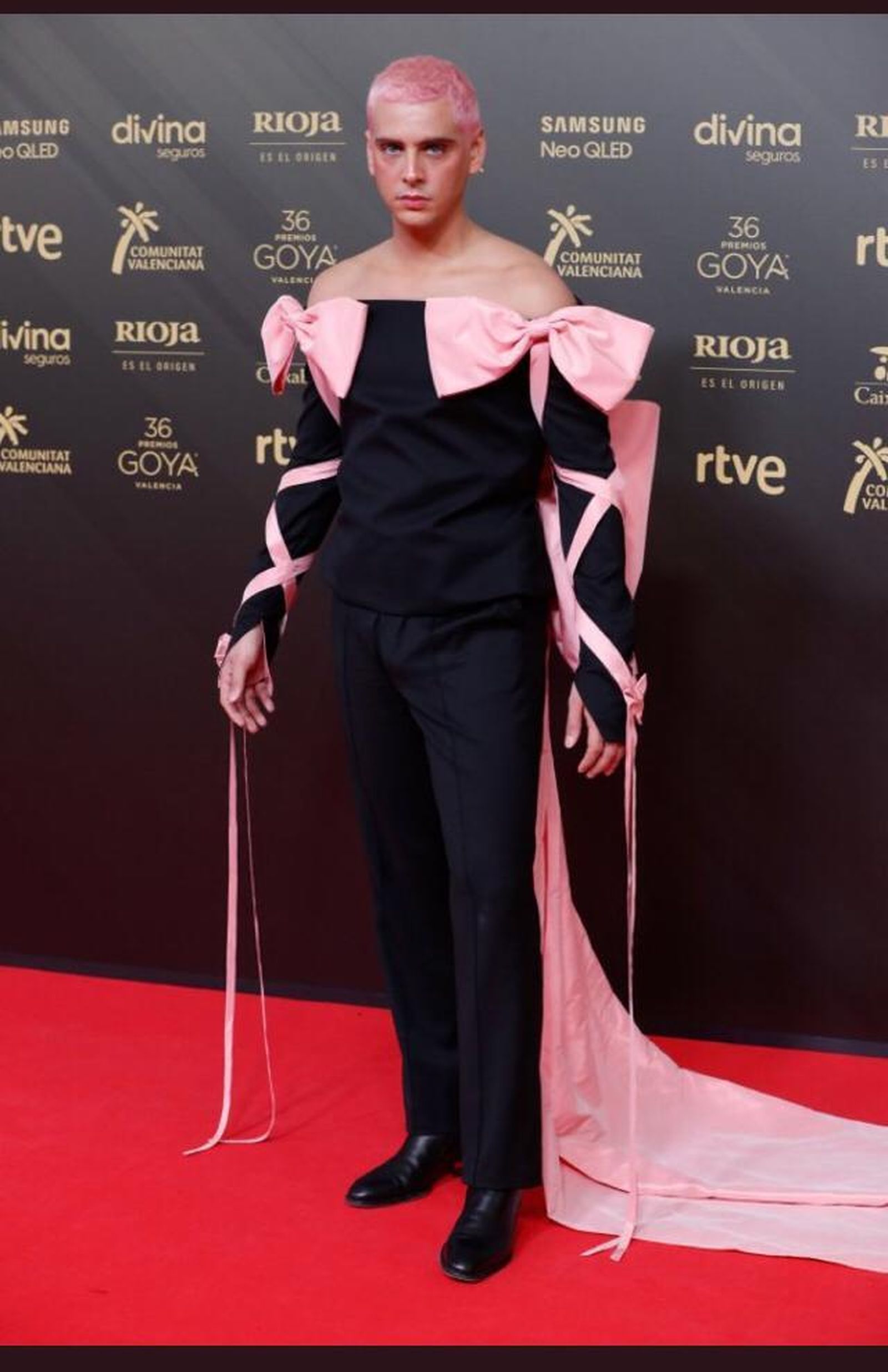 Eduardo Casanova no pasó indiferente con este modelo sin género con el que acudió a los Goyas.