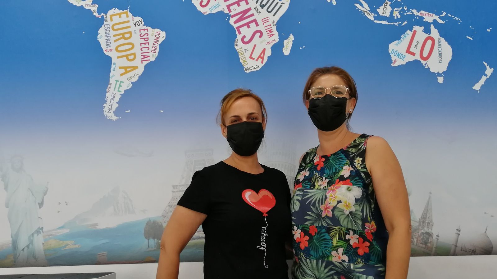 Macarena Guerrero y Mamen Hidalgo en su agencia de la calle Sagasta, en Puerto Real