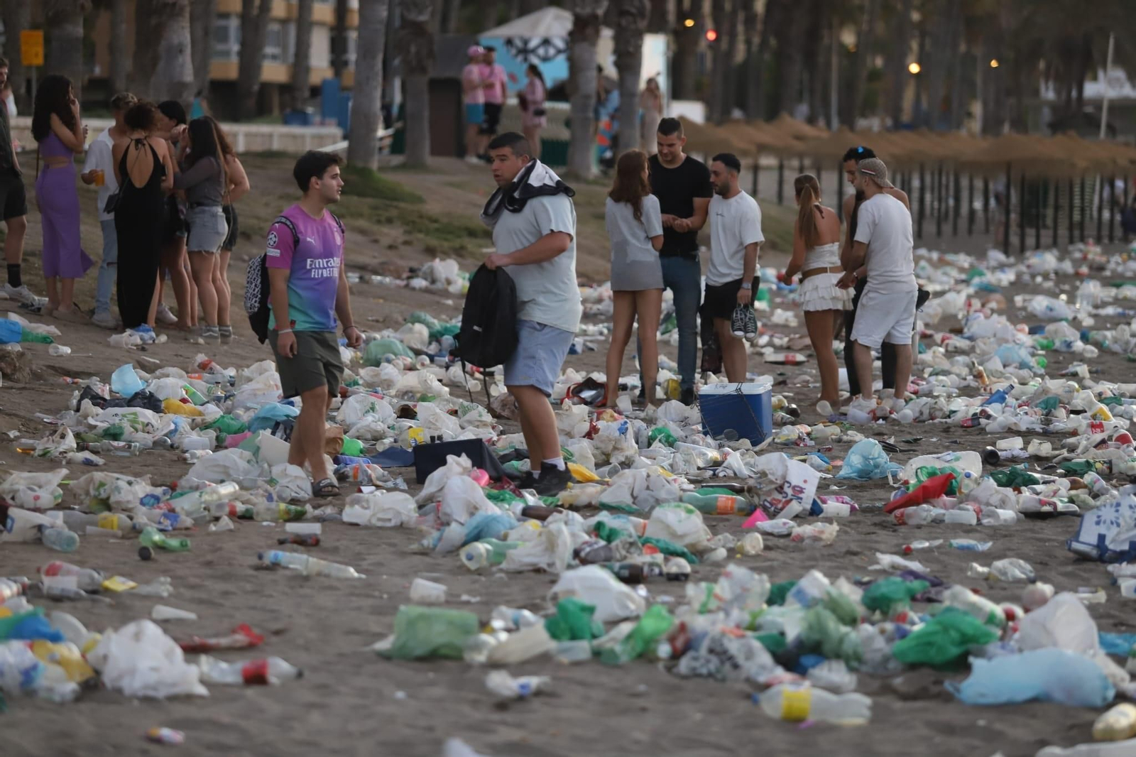 La Malagueta, llena de basura tras la noche de San Juan, en fotos