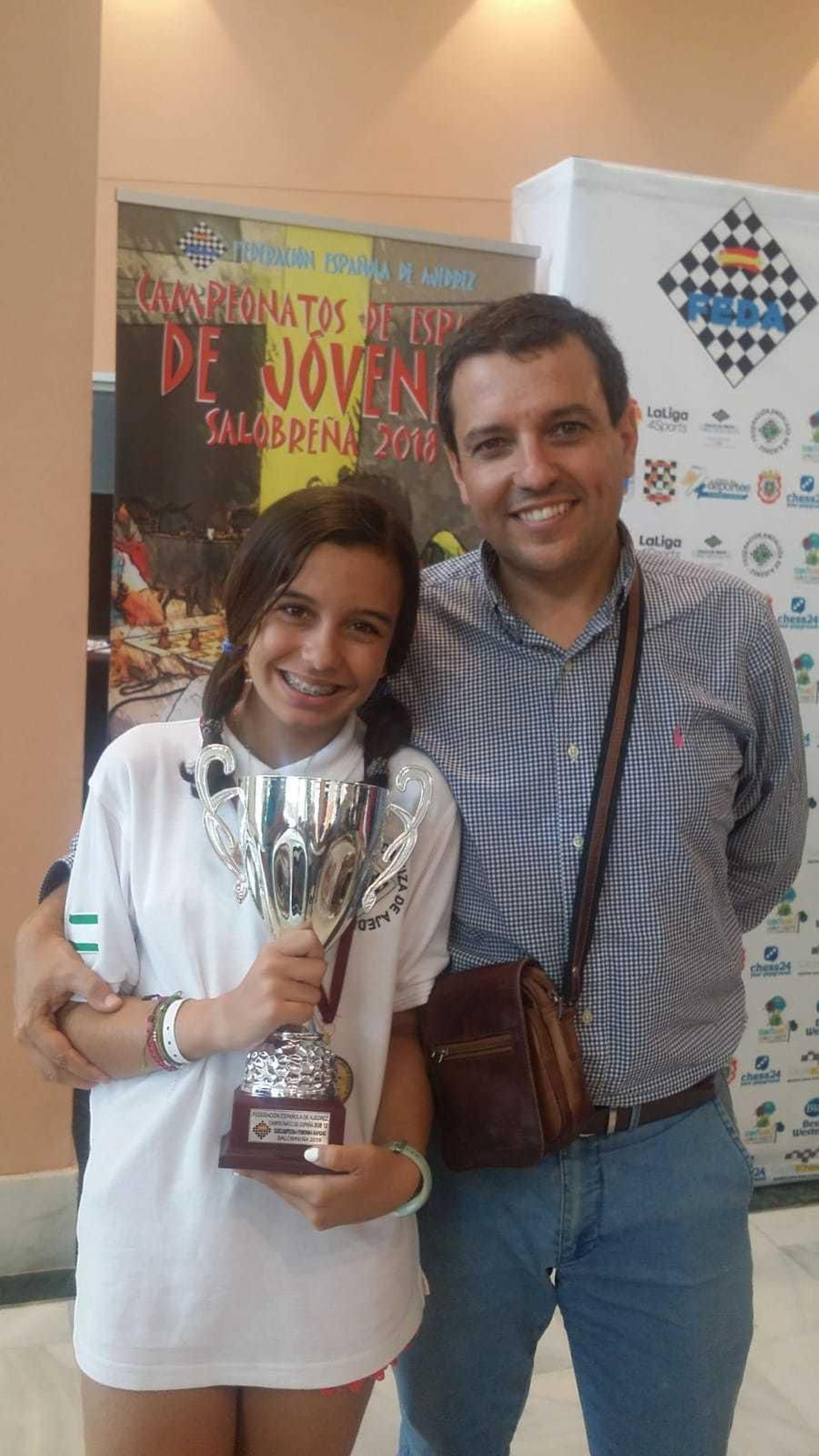 Ana Flores, junto a su padre, Manuel.