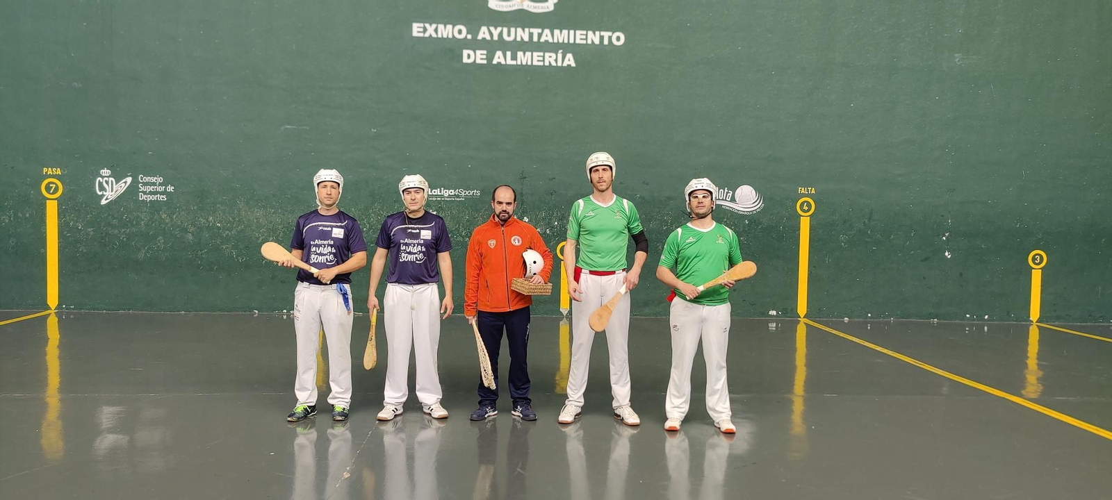 Los jugadores de ambos equipos posan junto al colegiado antes del comienzo de uno de los encuentros.