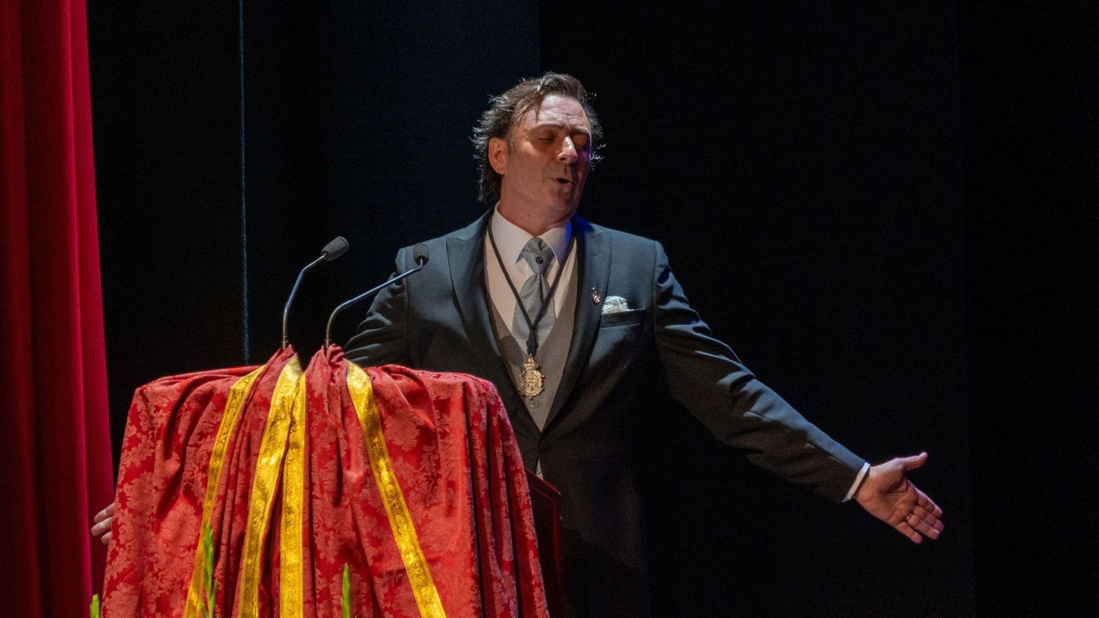 Fernando Romero canta durante la celebración del Pregón de la Semana Santa de Huelva 2025