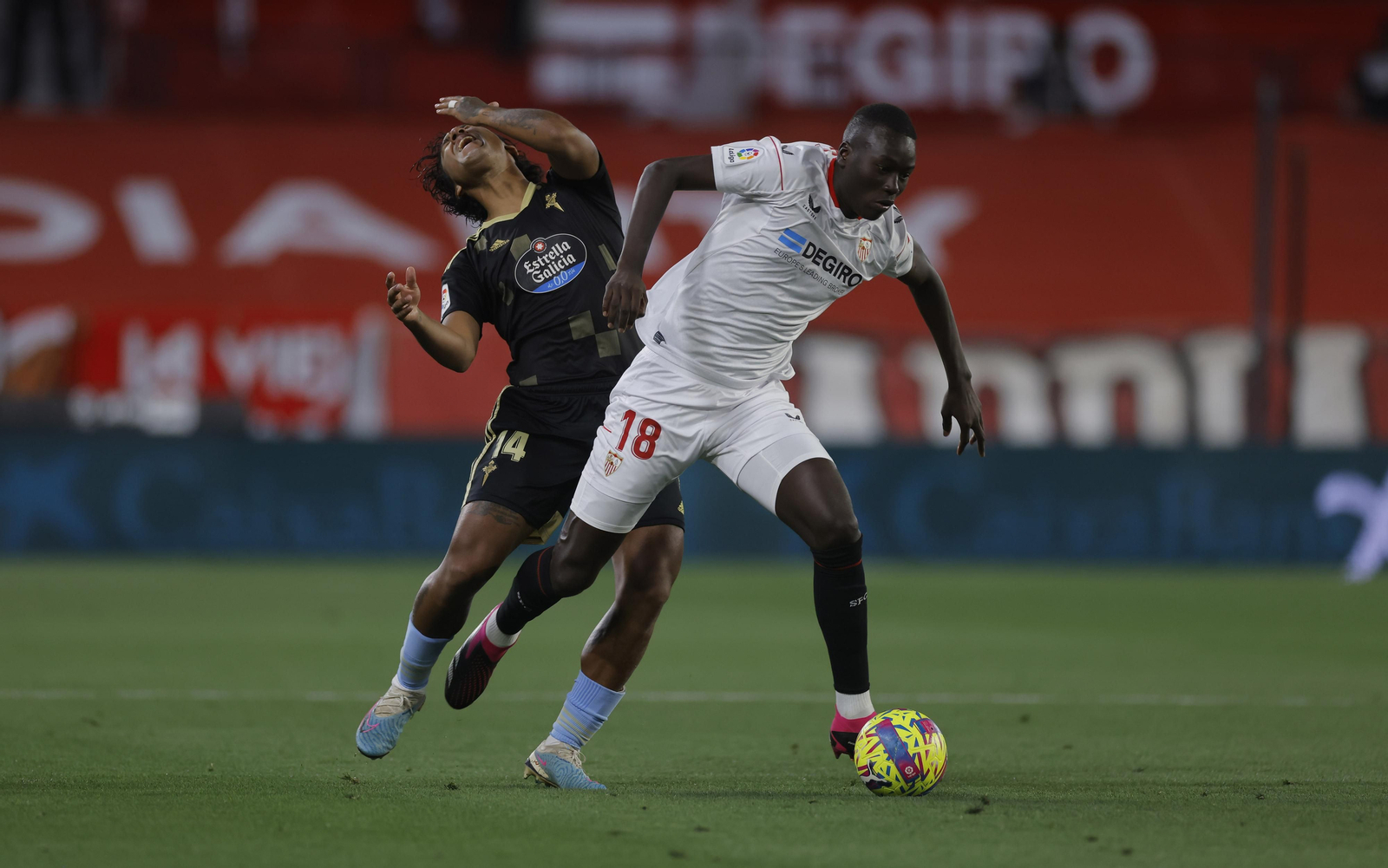 Pape Gueye, ante Renato Tapia, en el último Sevilla-Celta, en el que fue expulsado.