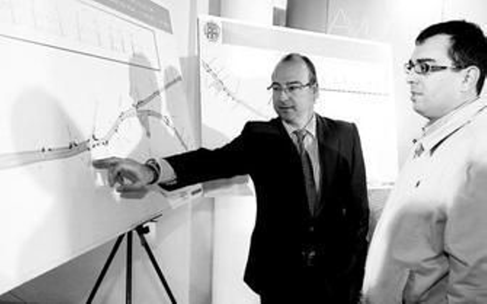 El alcalde de Almería y el concejal de Obras Públicas expusieron ayer los detalles del futuro bulevar.