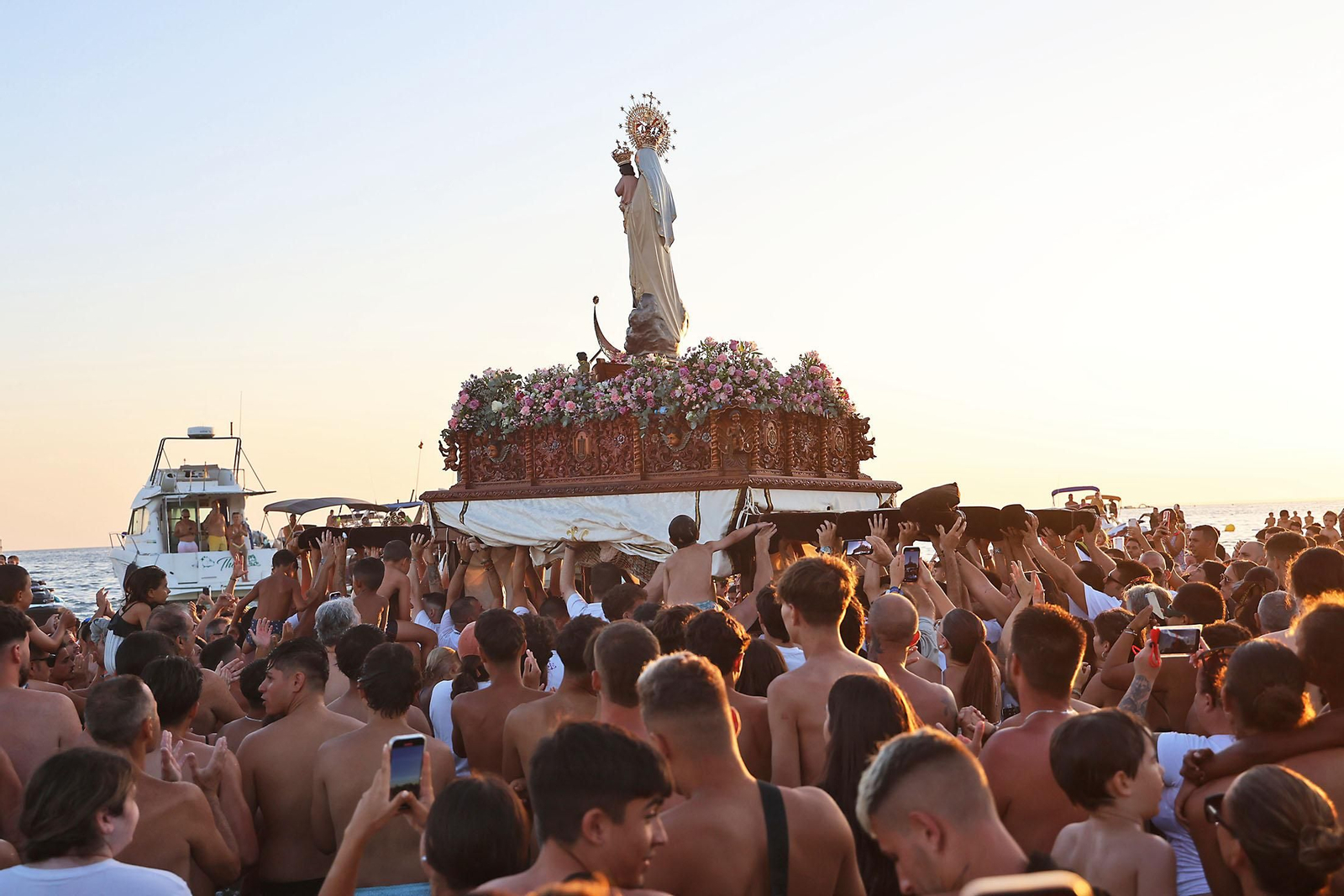 Imágenes de la Virgen del Carmen procesionando en Punta Umbría