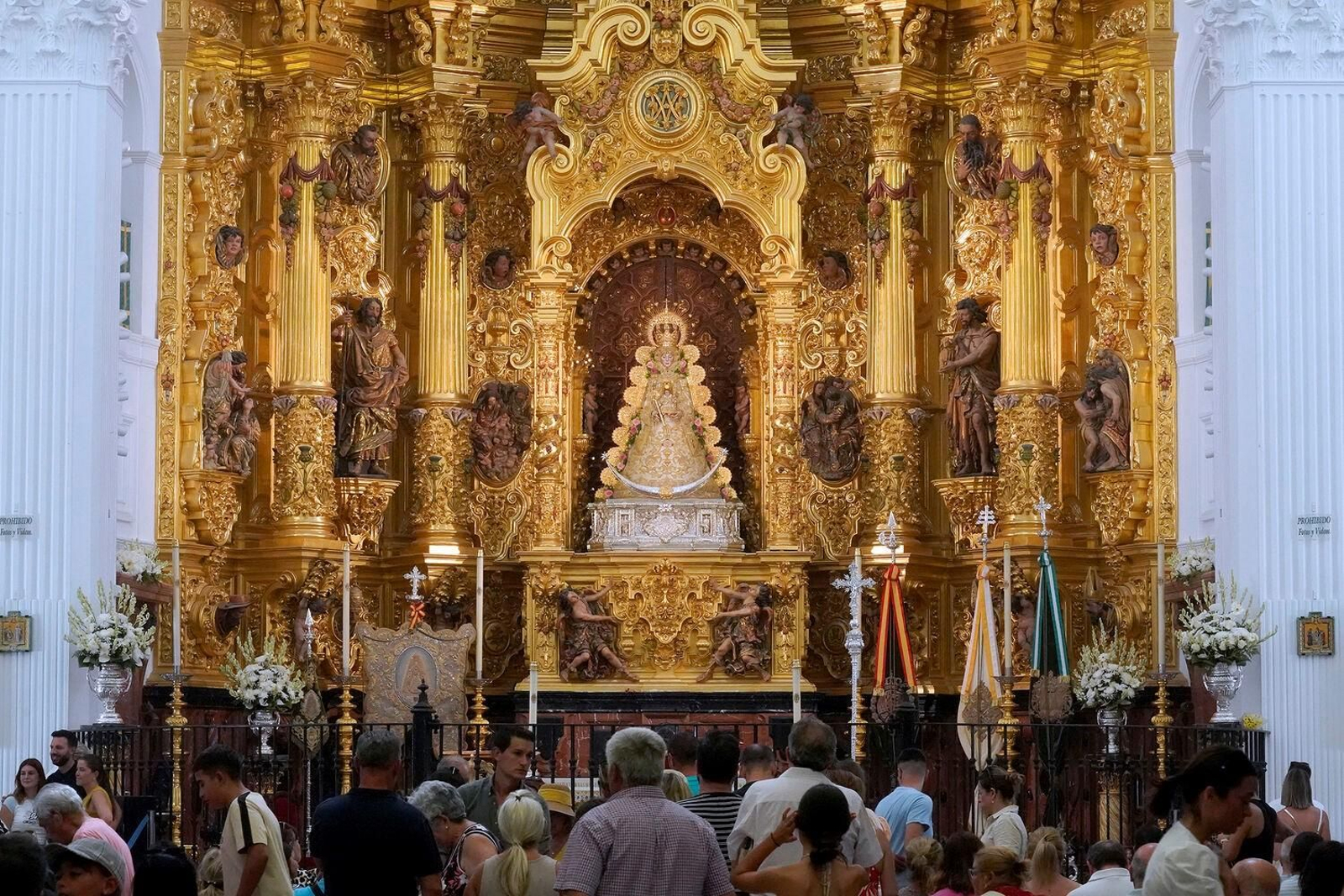 La Virgen del Rocío en su Santuario.