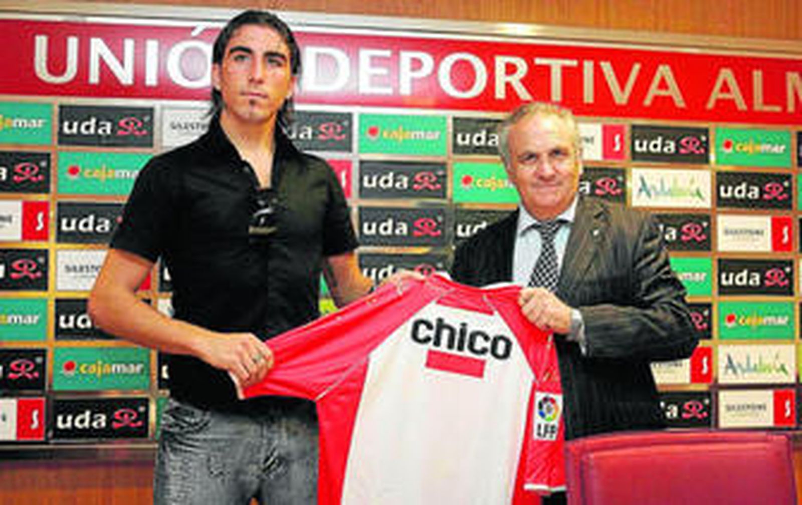 Chico posa con el presidente del Almería, Alfonso García, el día de su presentación.